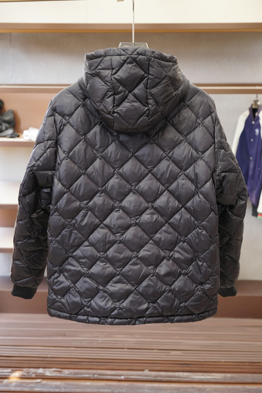 Prada普拉达/菱形格羽绒服外套经典菱格纹+轻薄面料，保暖又轻便!连帽设计+拉链开合，穿脱超方便，袖口