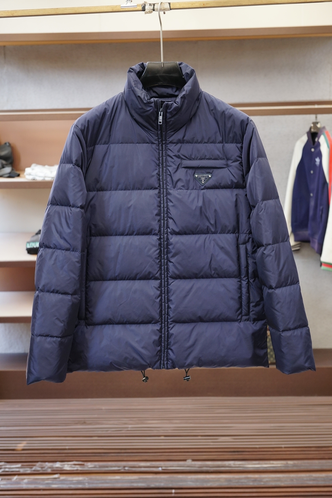 普拉达-2025 秋冬季新品｜立领羽绒服｜展现时尚风格 不据常规的设计感，大身采用进口面料混纺，环保印染