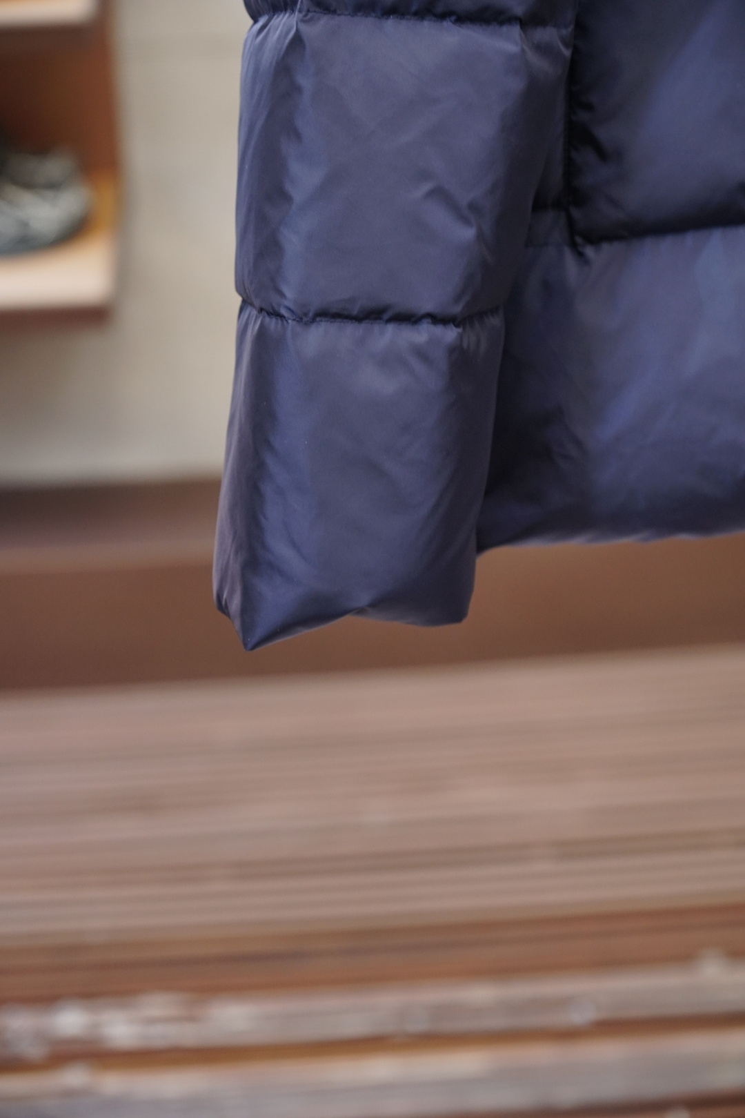 普拉达-2025 秋冬季新品｜立领羽绒服｜展现时尚风格 不据常规的设计感，大身采用进口面料混纺，环保印染