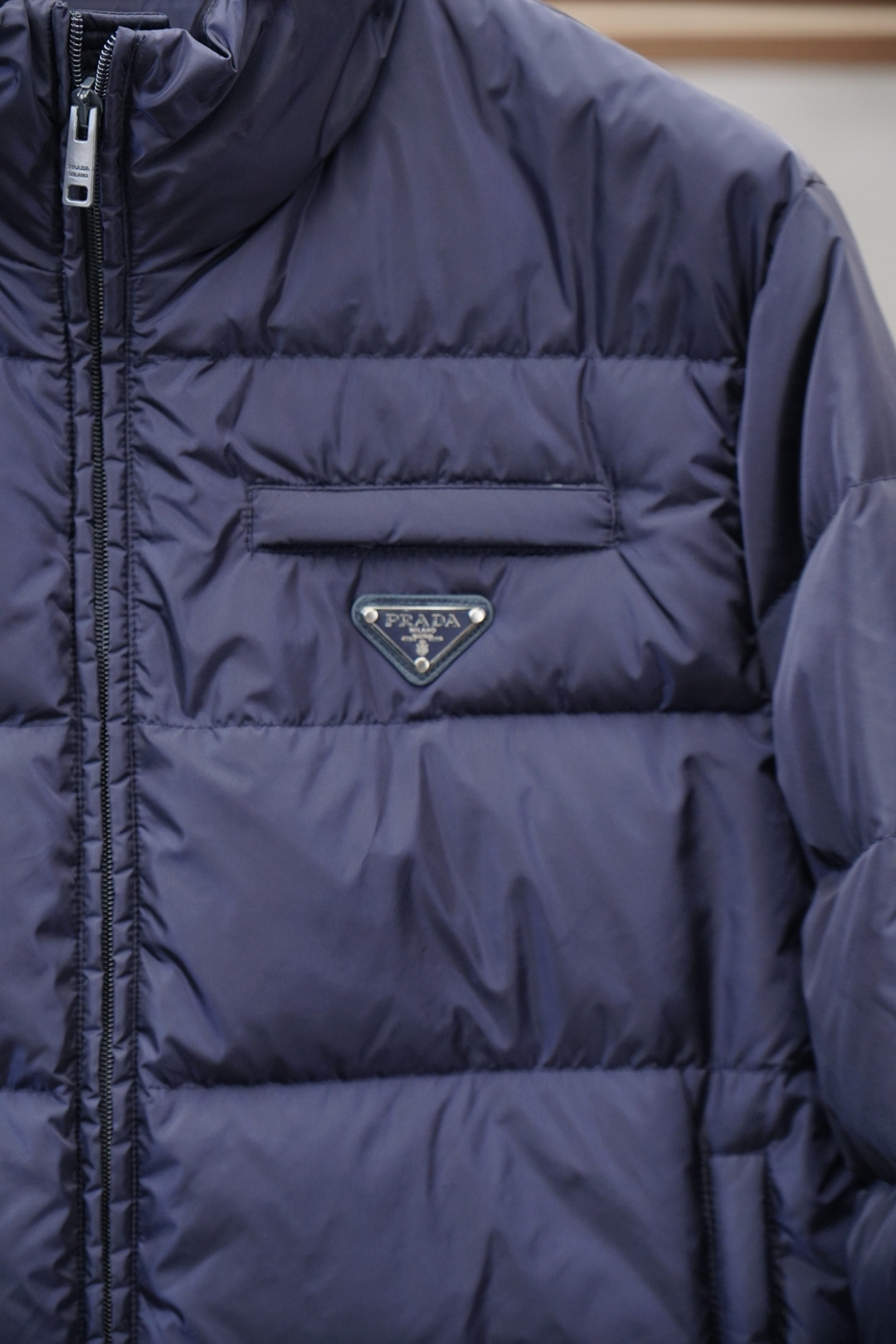 普拉达-2025 秋冬季新品｜立领羽绒服｜展现时尚风格 不据常规的设计感，大身采用进口面料混纺，环保印染