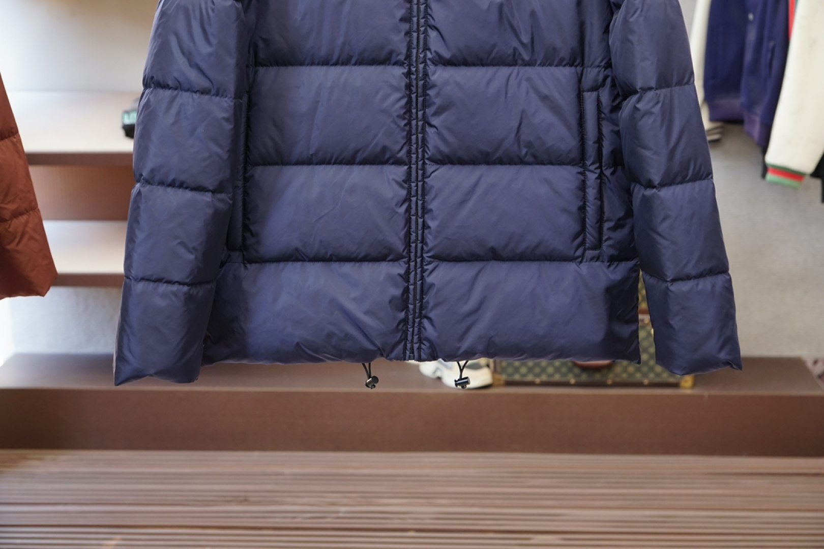 普拉达-2025 秋冬季新品｜立领羽绒服｜展现时尚风格 不据常规的设计感，大身采用进口面料混纺，环保印染