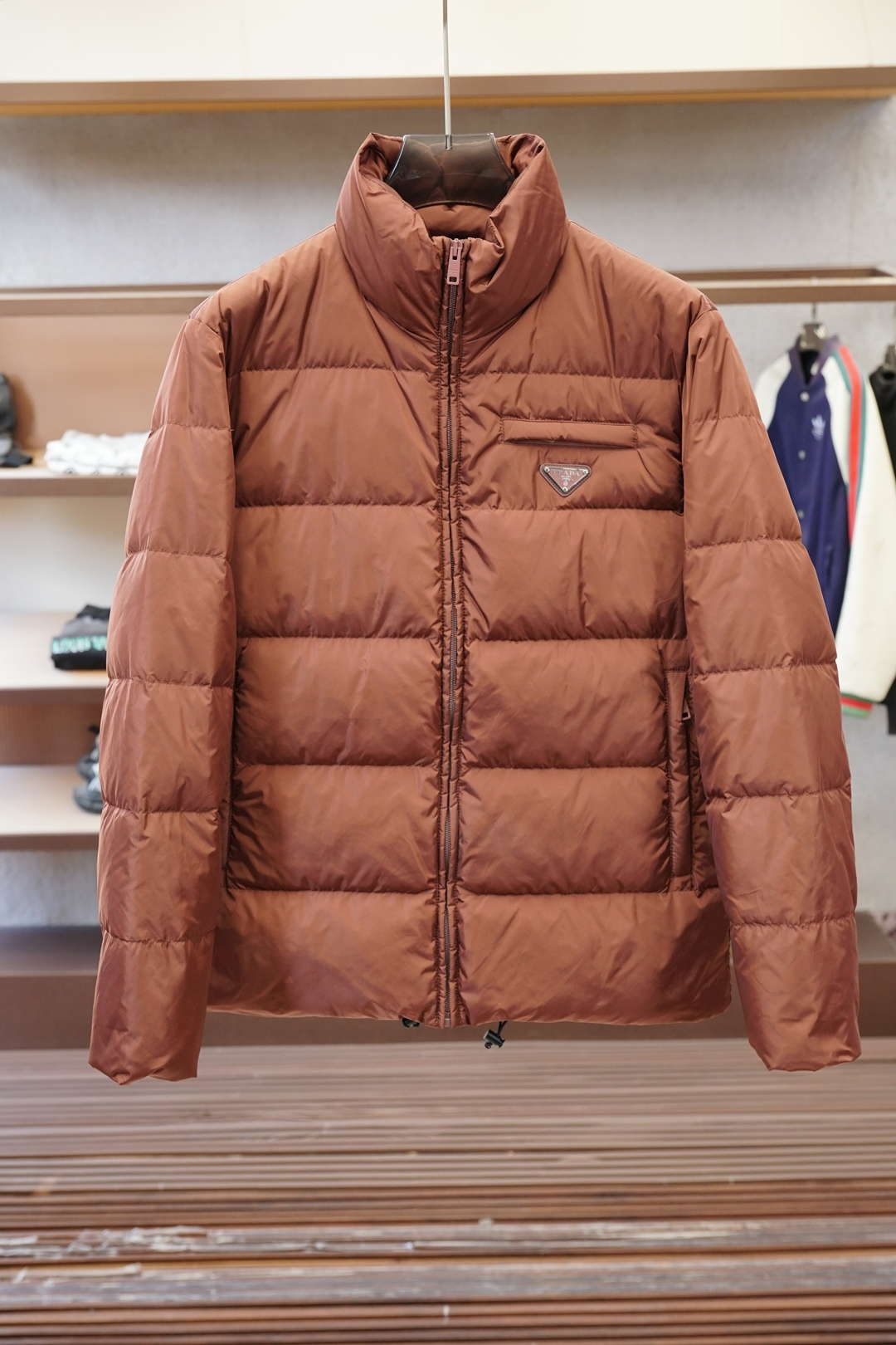 普拉达-2025 秋冬季新品｜立领羽绒服｜展现时尚风格 不据常规的设计感，大身采用进口面料混纺，环保印染