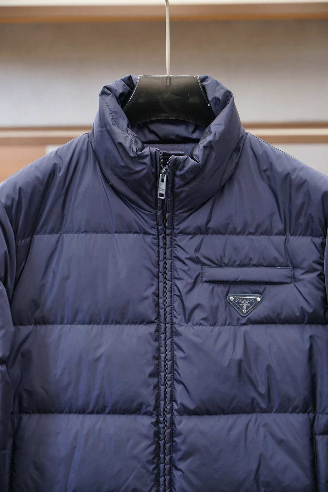 普拉达-2025 秋冬季新品｜立领羽绒服｜展现时尚风格 不据常规的设计感，大身采用进口面料混纺，环保印染