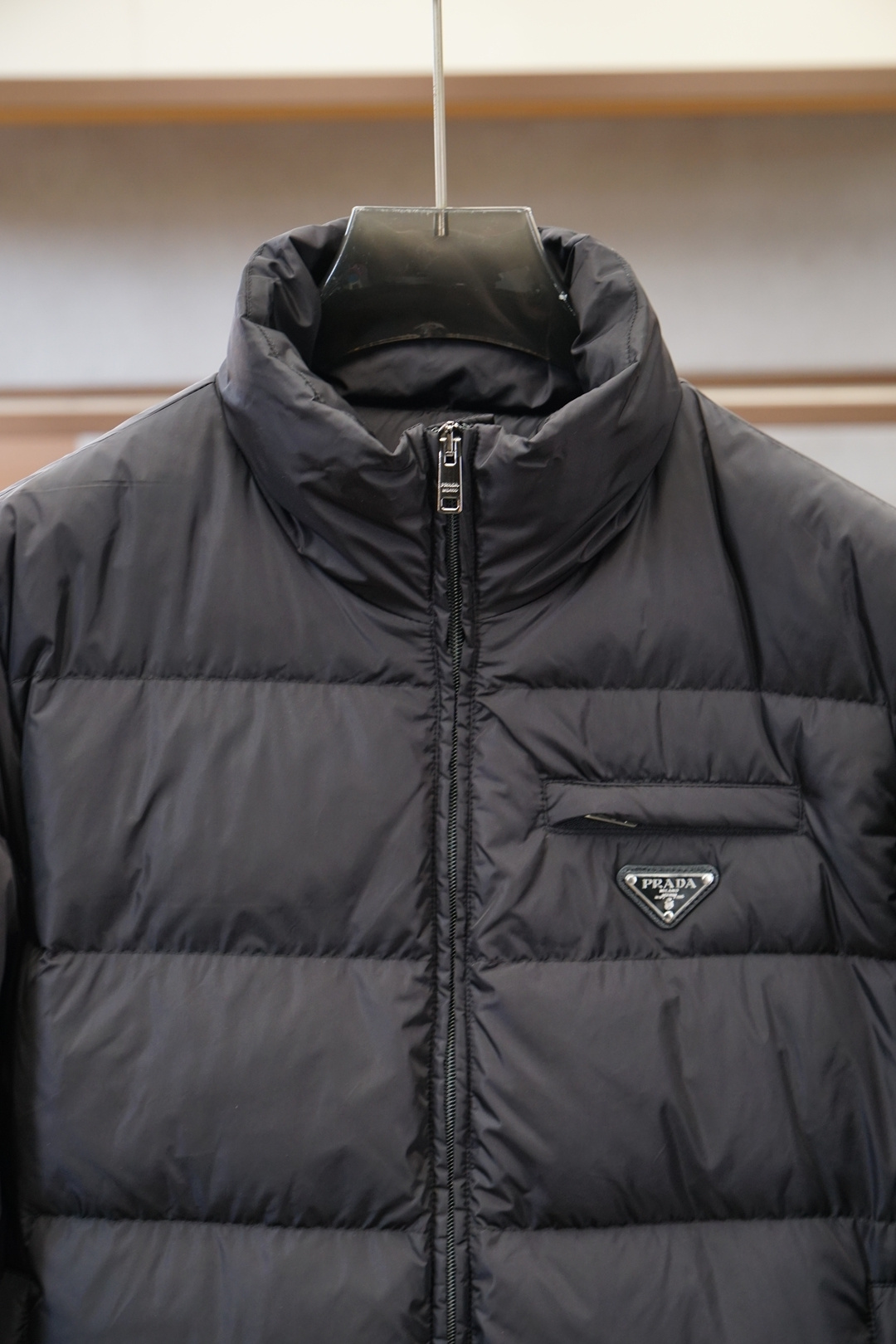 普拉达-2025 秋冬季新品｜立领羽绒服｜展现时尚风格 不据常规的设计感，大身采用进口面料混纺，环保印染