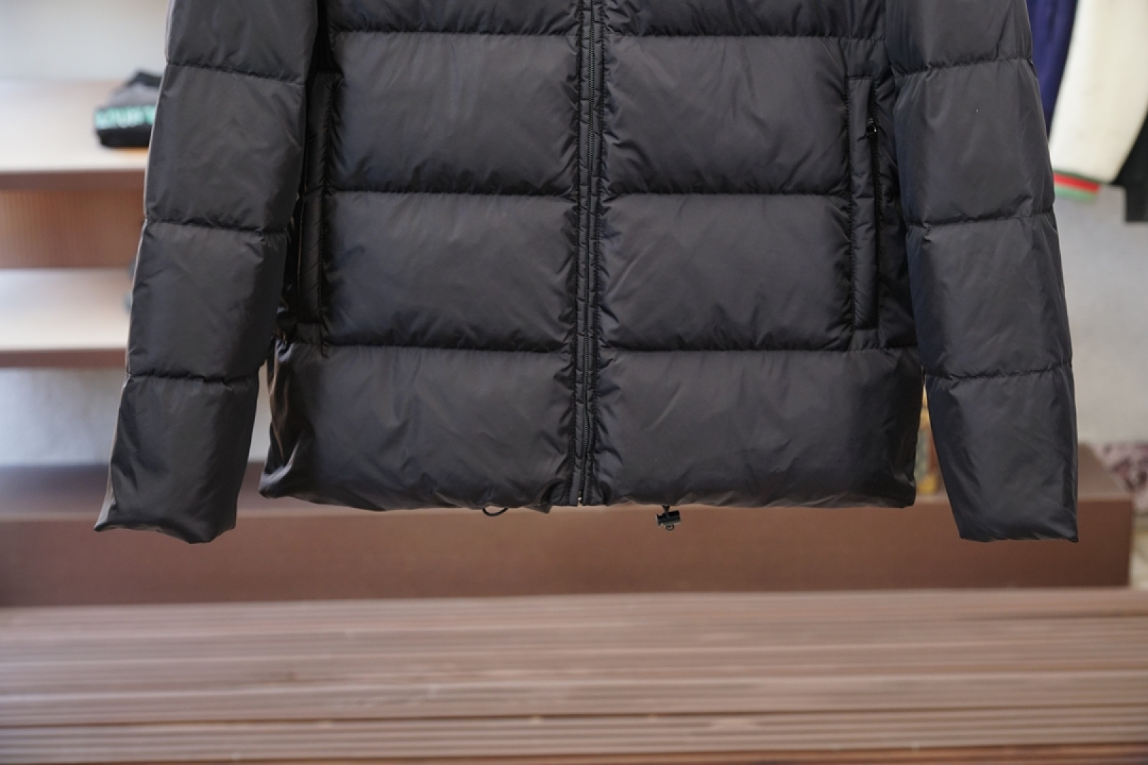 普拉达-2025 秋冬季新品｜立领羽绒服｜展现时尚风格 不据常规的设计感，大身采用进口面料混纺，环保印染