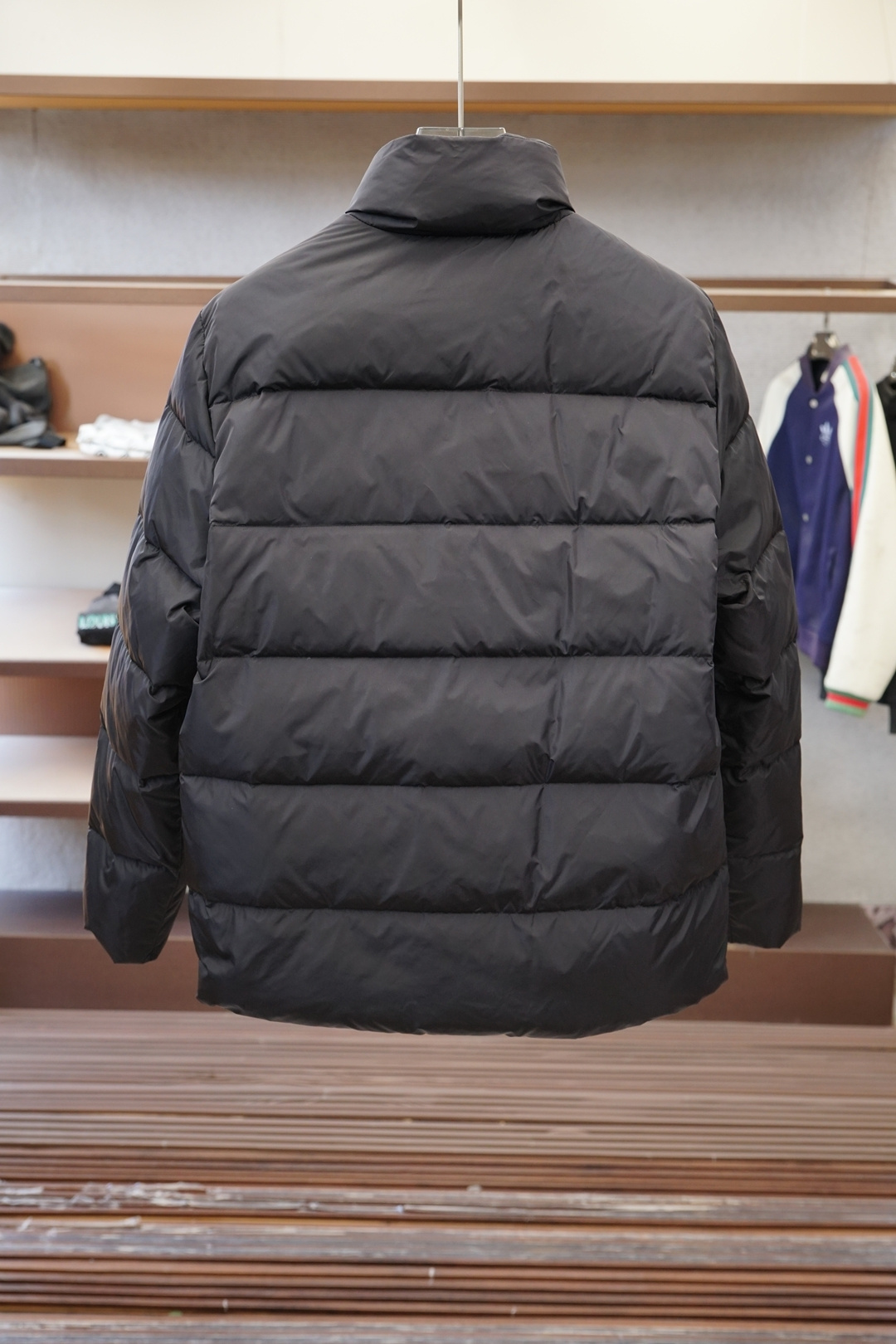 普拉达-2025 秋冬季新品｜立领羽绒服｜展现时尚风格 不据常规的设计感，大身采用进口面料混纺，环保印染