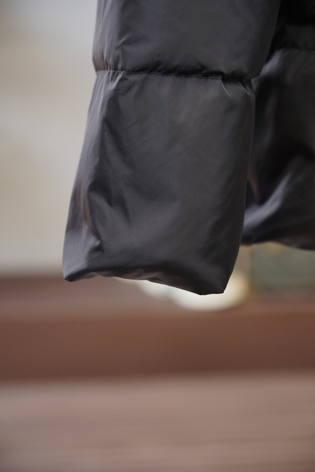 普拉达-2025 秋冬季新品｜立领羽绒服｜展现时尚风格 不据常规的设计感，大身采用进口面料混纺，环保印染