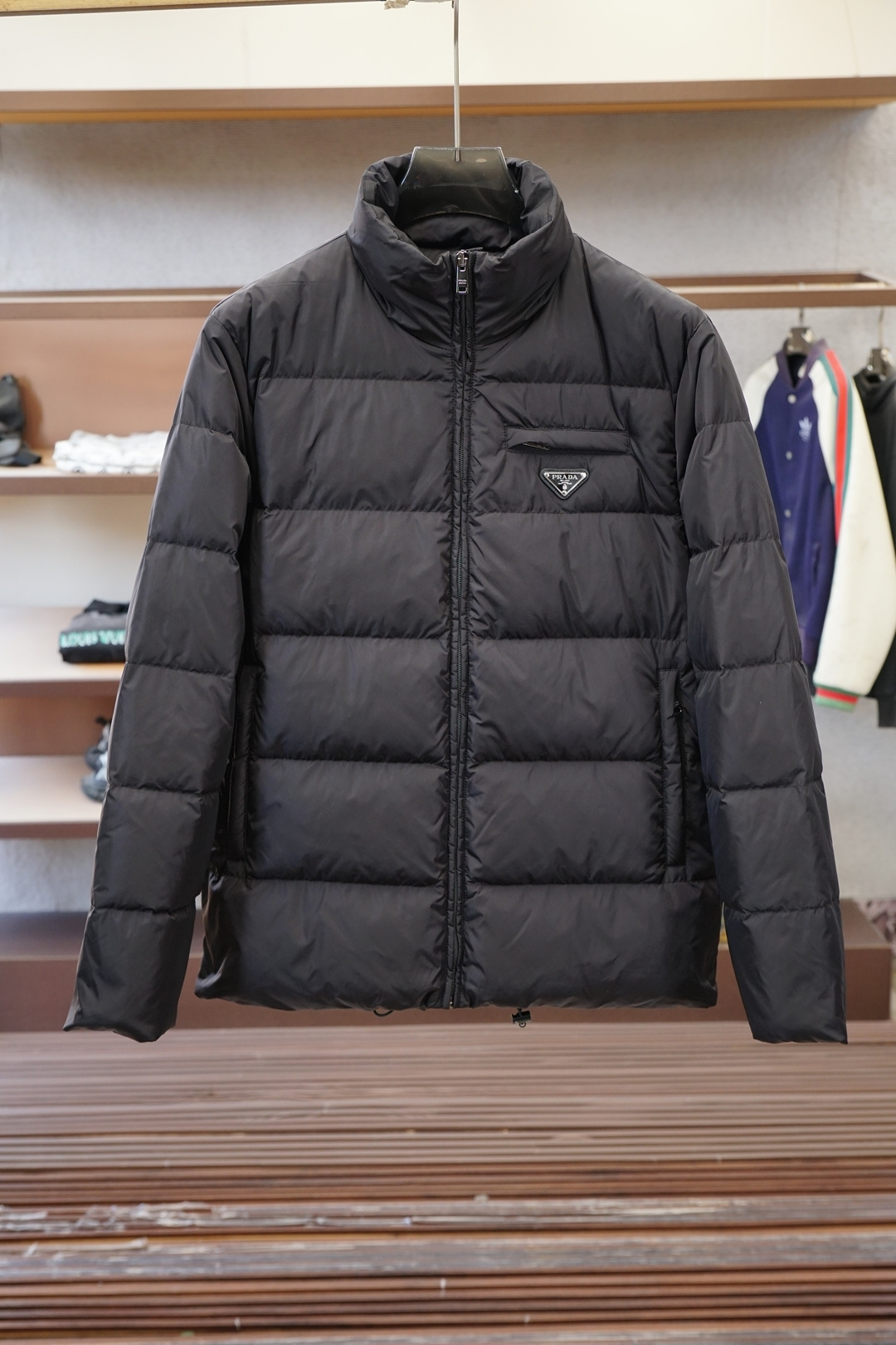 普拉达-2025 秋冬季新品｜立领羽绒服｜展现时尚风格 不据常规的设计感，大身采用进口面料混纺，环保印染