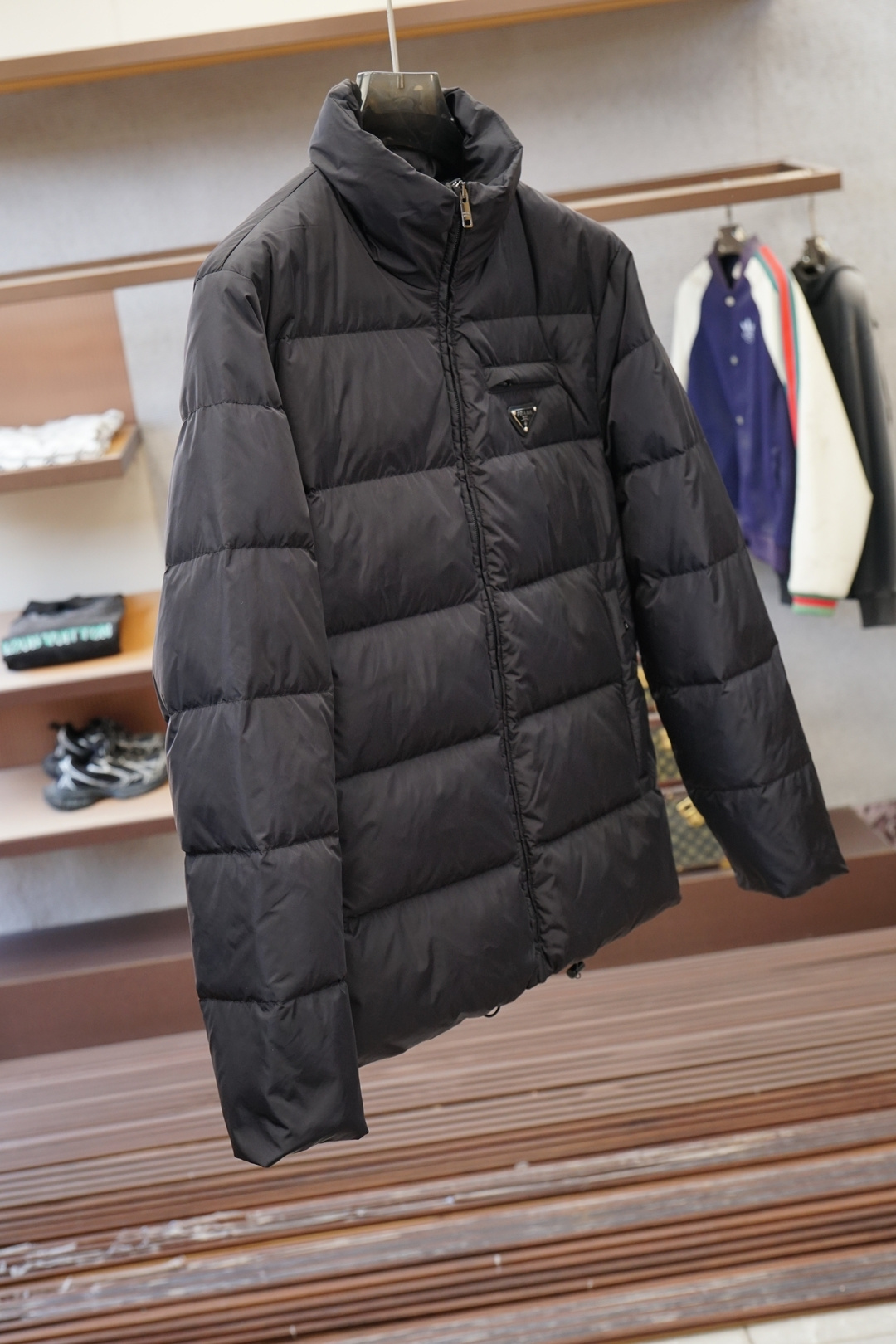 普拉达-2025 秋冬季新品｜立领羽绒服｜展现时尚风格 不据常规的设计感，大身采用进口面料混纺，环保印染