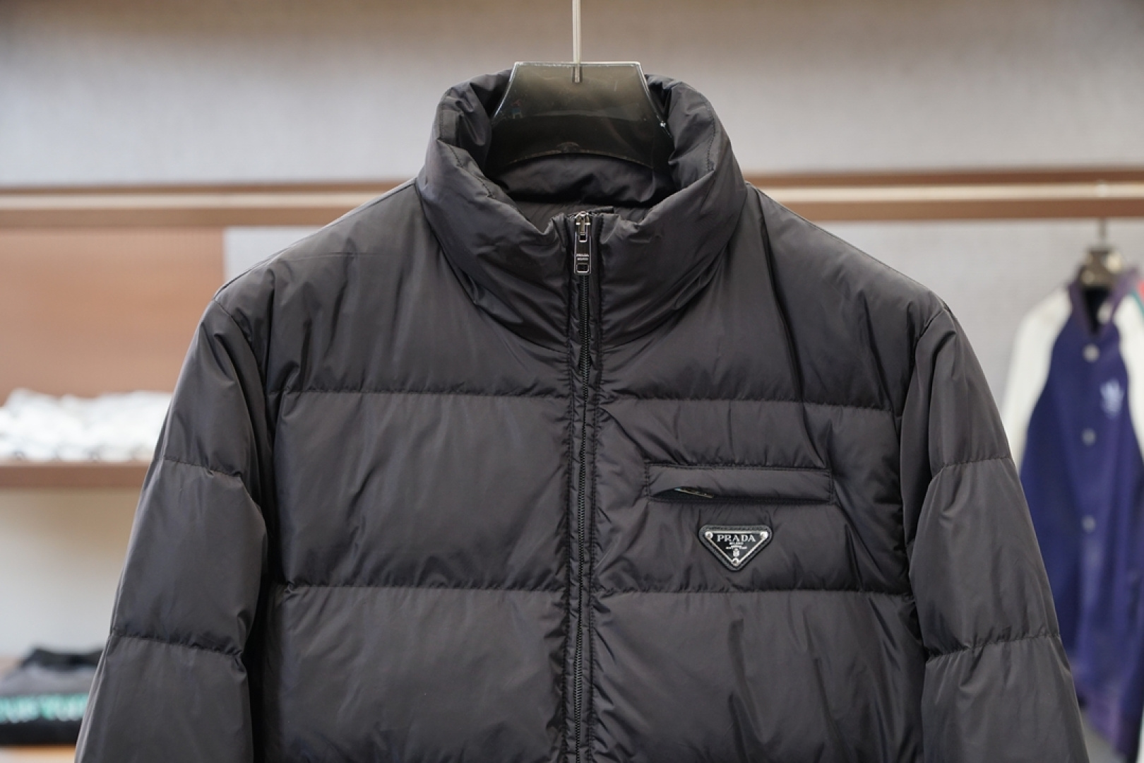 普拉达-2025 秋冬季新品｜立领羽绒服｜展现时尚风格 不据常规的设计感，大身采用进口面料混纺，环保印染