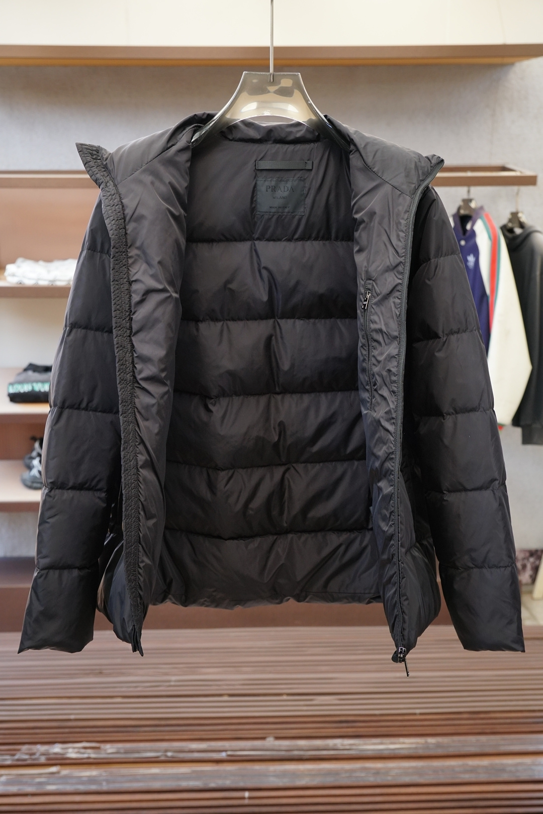 普拉达-2025 秋冬季新品｜立领羽绒服｜展现时尚风格 不据常规的设计感，大身采用进口面料混纺，环保印染