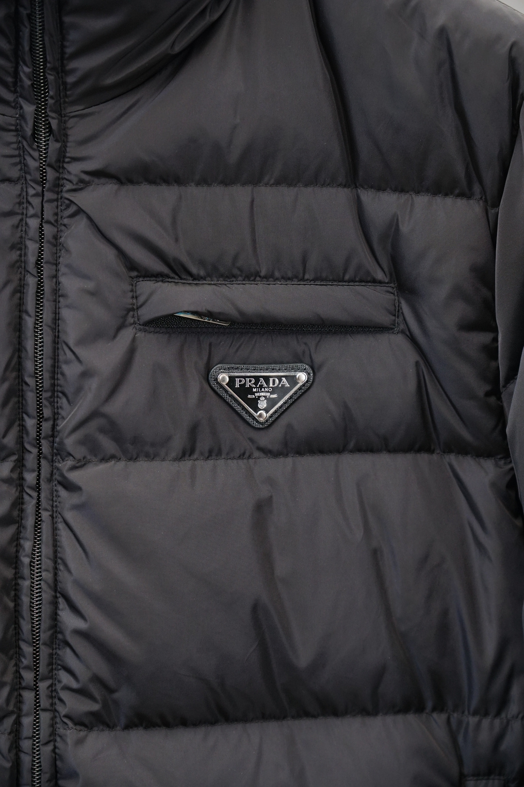 普拉达-2025 秋冬季新品｜立领羽绒服｜展现时尚风格 不据常规的设计感，大身采用进口面料混纺，环保印染