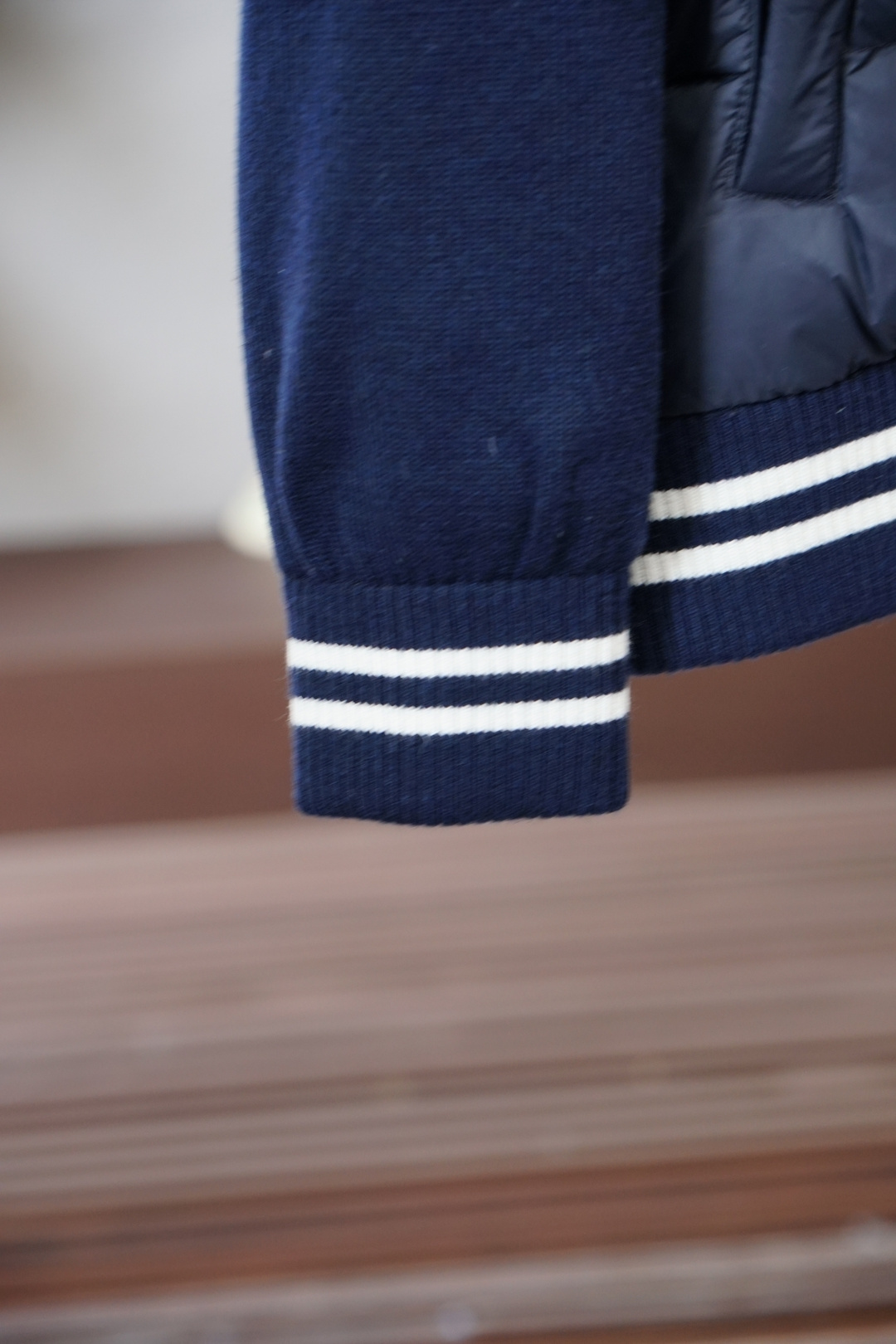 -蒙口-官网款经典立领拉链羊毛针织拼接夹克单羽绒服，冬天的内搭神器早秋必备单品。条纹绗缝短款收身版型百搭