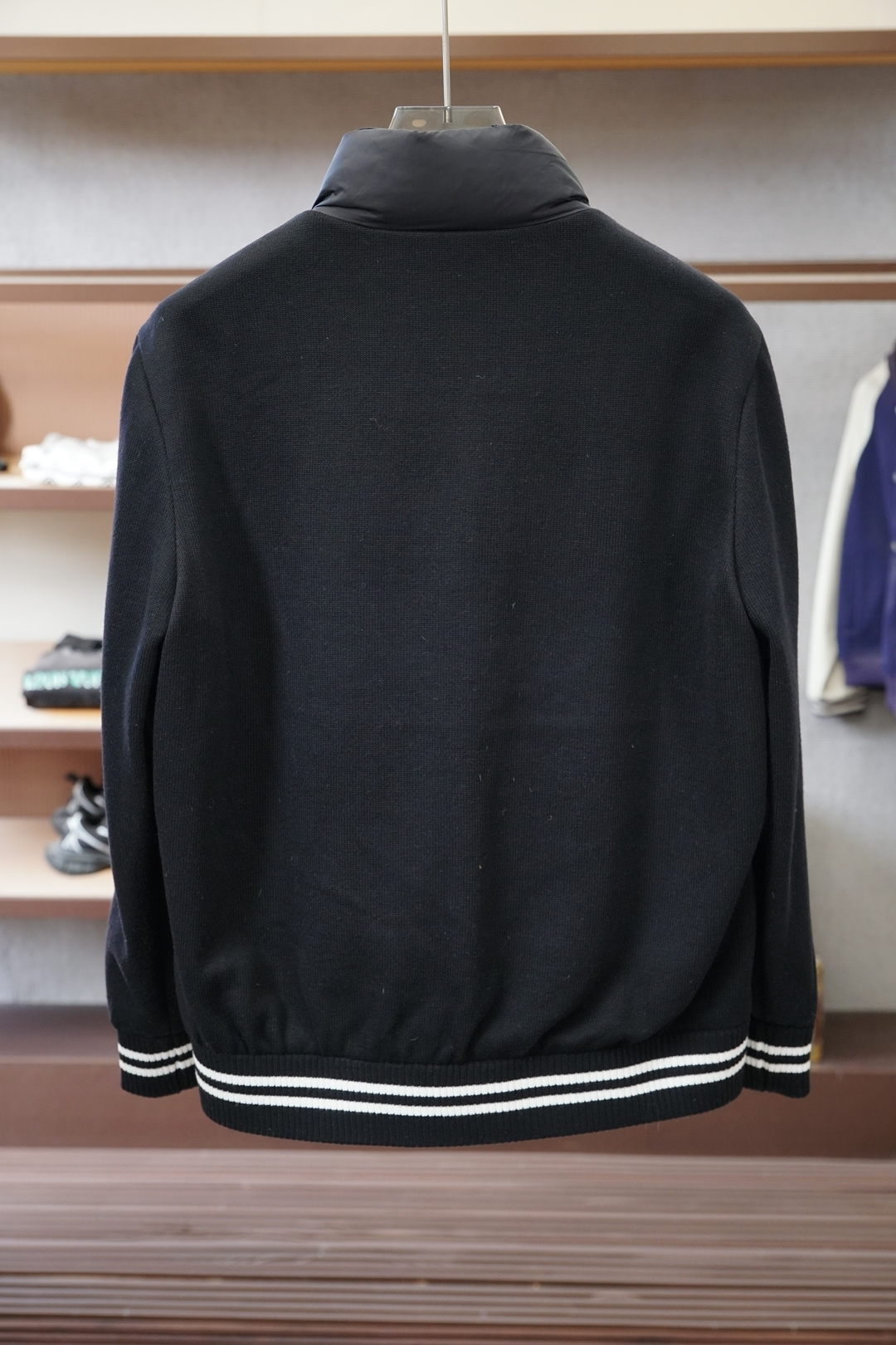 -蒙口-官网款经典立领拉链羊毛针织拼接夹克单羽绒服，冬天的内搭神器早秋必备单品。条纹绗缝短款收身版型百搭