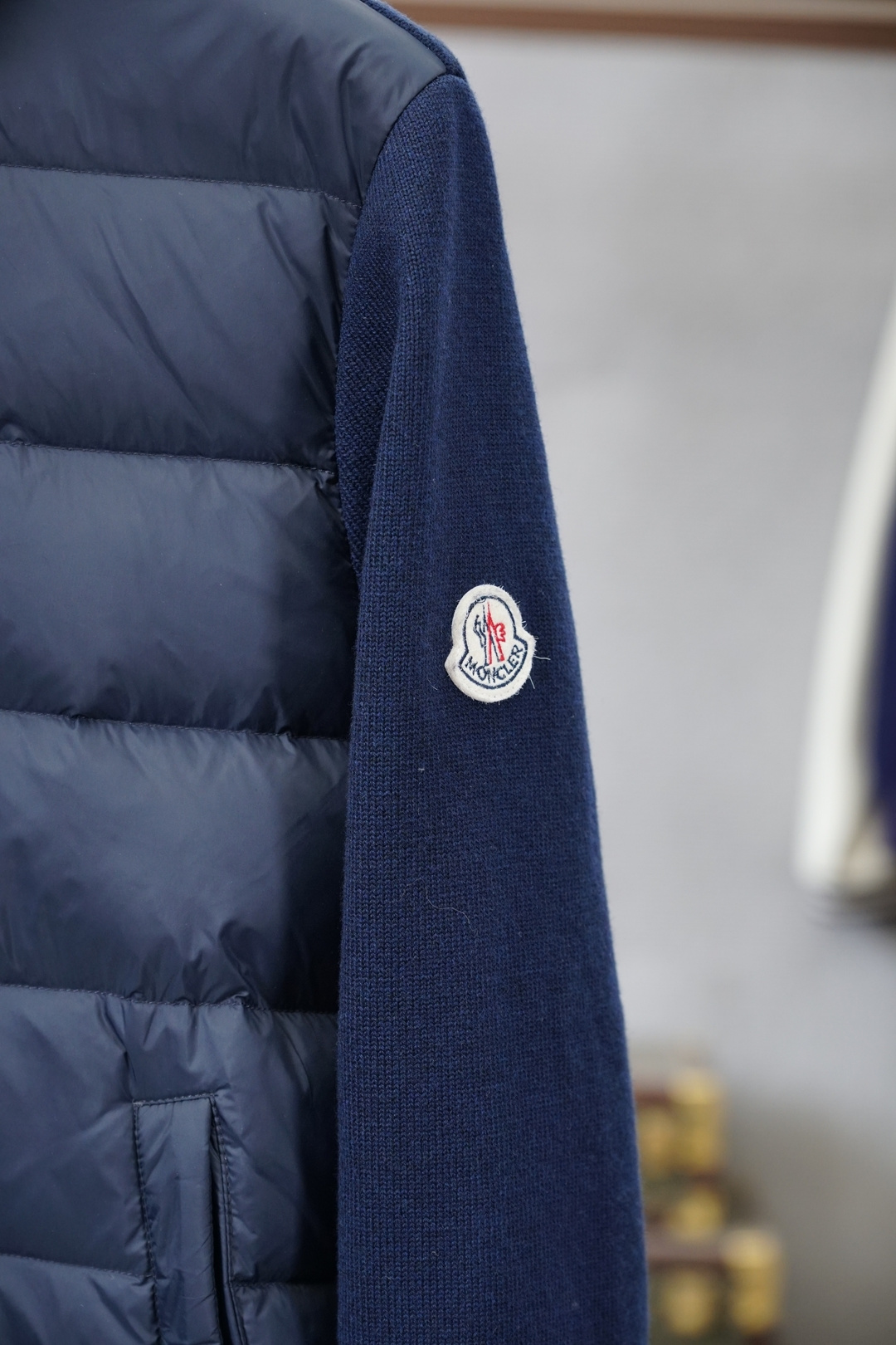 -蒙口-官网款经典立领拉链羊毛针织拼接夹克单羽绒服，冬天的内搭神器早秋必备单品。条纹绗缝短款收身版型百搭