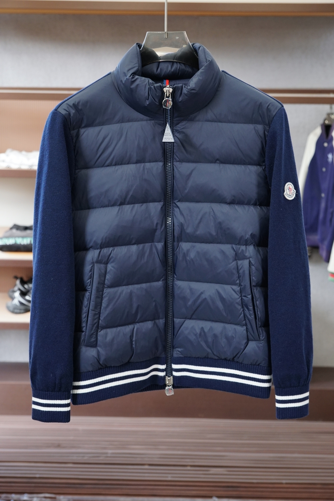 -蒙口-官网款经典立领拉链羊毛针织拼接夹克单羽绒服，冬天的内搭神器早秋必备单品。条纹绗缝短款收身版型百搭