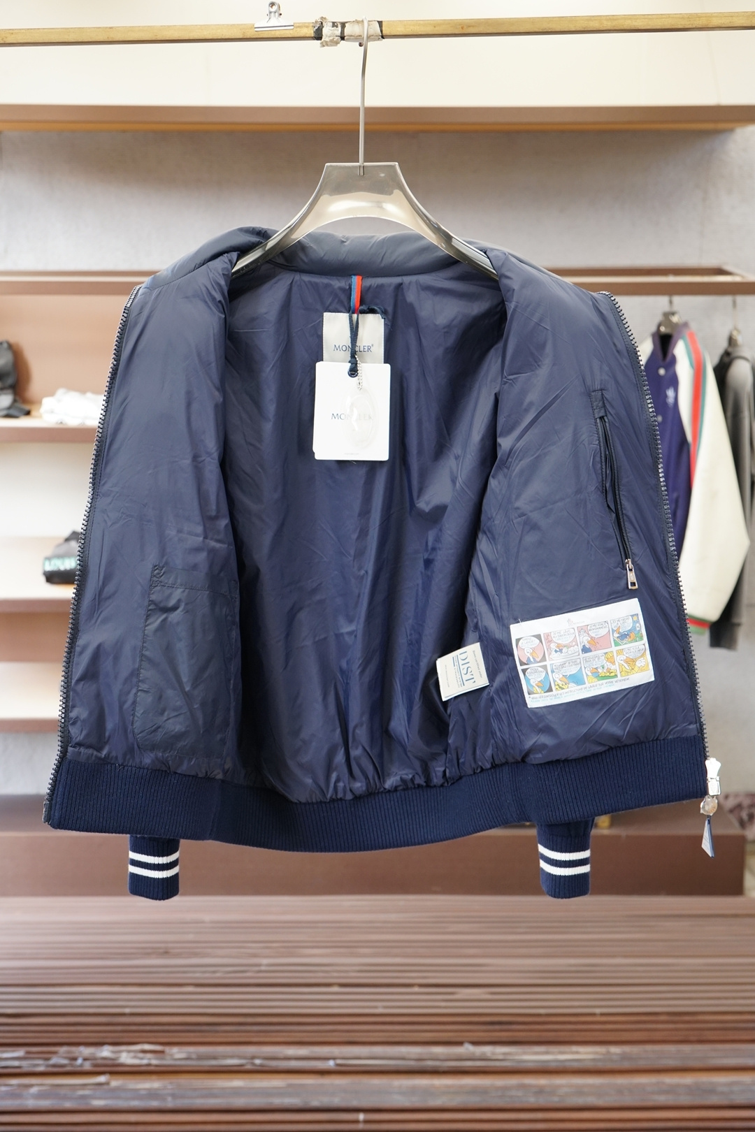 -蒙口-官网款经典立领拉链羊毛针织拼接夹克单羽绒服，冬天的内搭神器早秋必备单品。条纹绗缝短款收身版型百搭