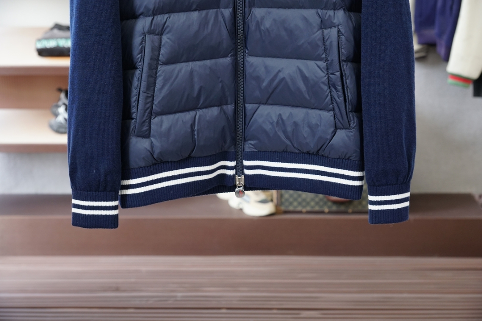 -蒙口-官网款经典立领拉链羊毛针织拼接夹克单羽绒服，冬天的内搭神器早秋必备单品。条纹绗缝短款收身版型百搭