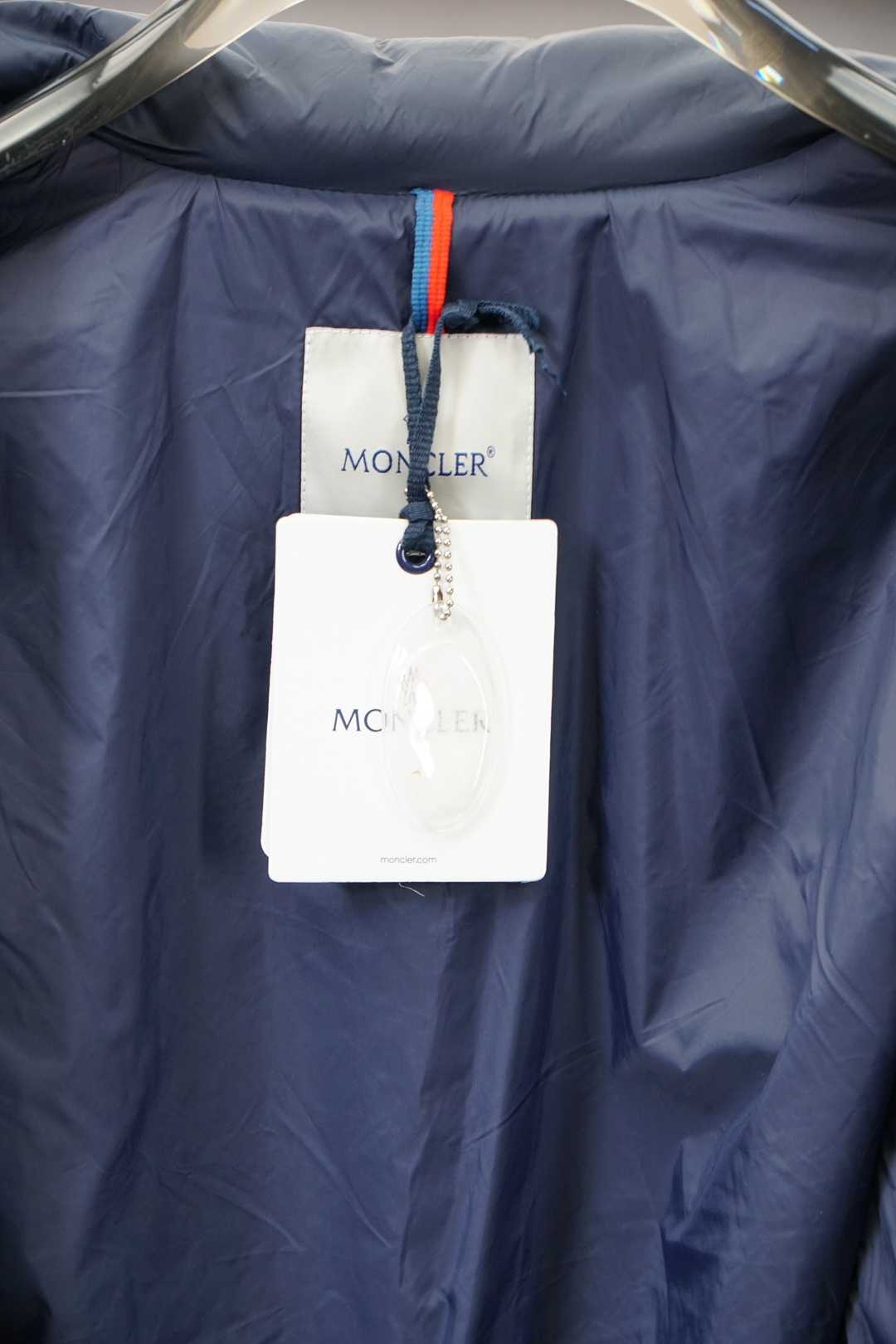 -蒙口-官网款经典立领拉链羊毛针织拼接夹克单羽绒服，冬天的内搭神器早秋必备单品。条纹绗缝短款收身版型百搭