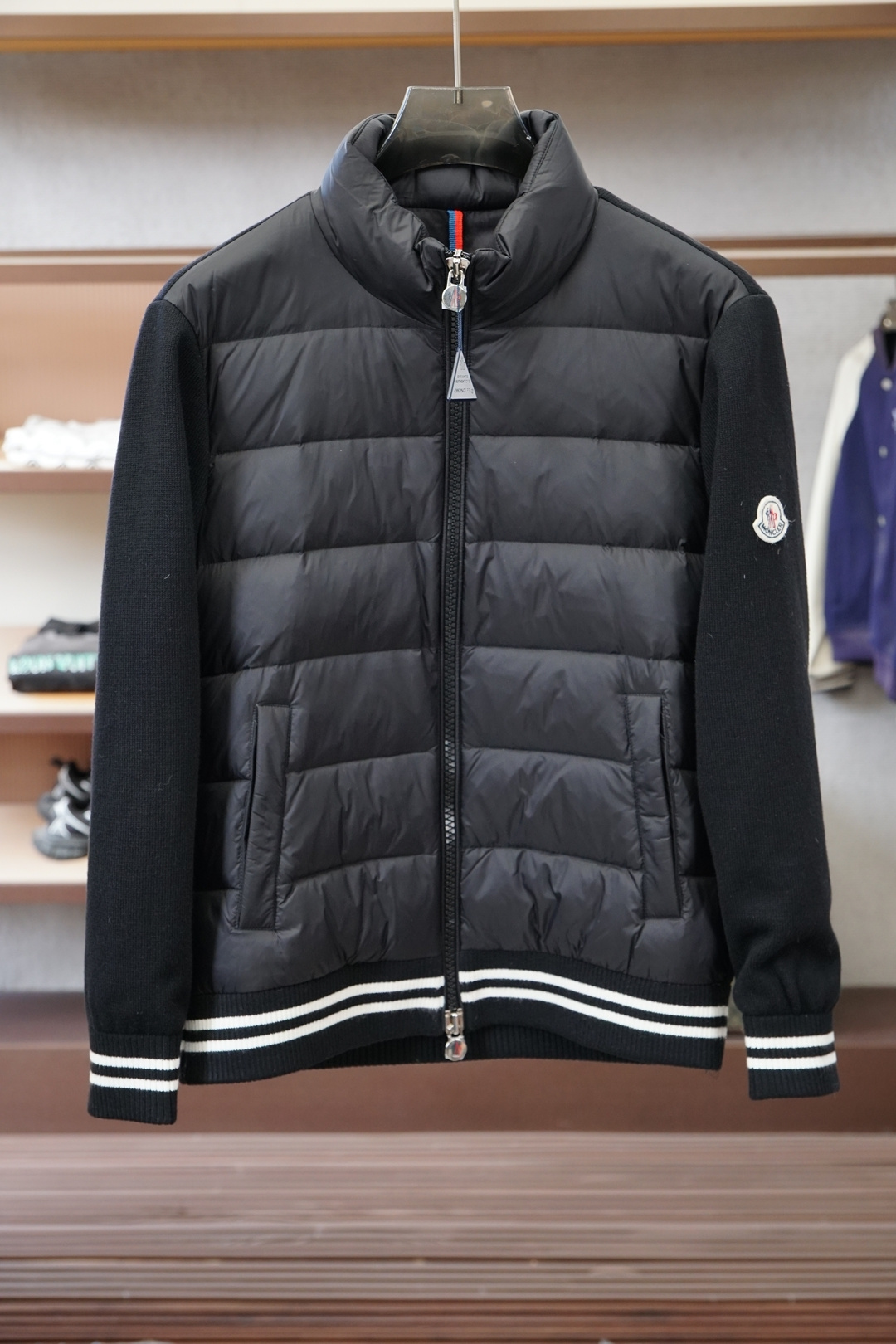 -蒙口-官网款经典立领拉链羊毛针织拼接夹克单羽绒服，冬天的内搭神器早秋必备单品。条纹绗缝短款收身版型百搭