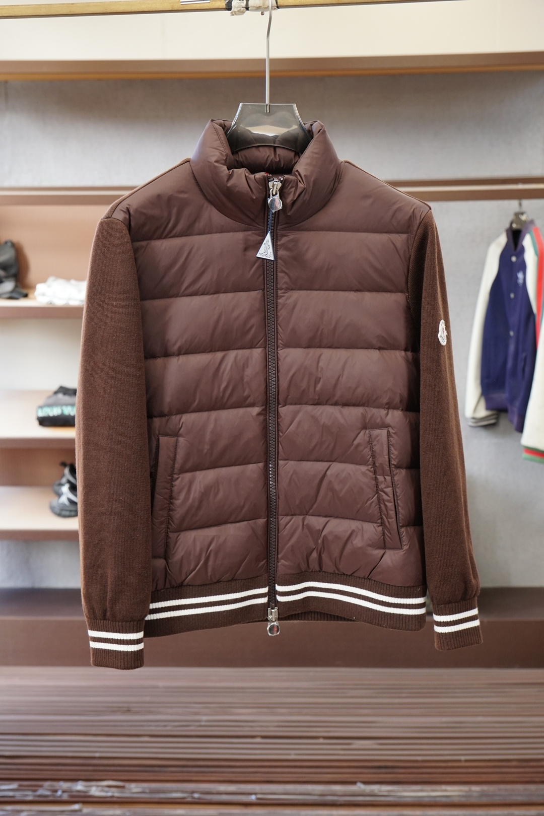 -蒙口-官网款经典立领拉链羊毛针织拼接夹克单羽绒服，冬天的内搭神器早秋必备单品。条纹绗缝短款收身版型百搭