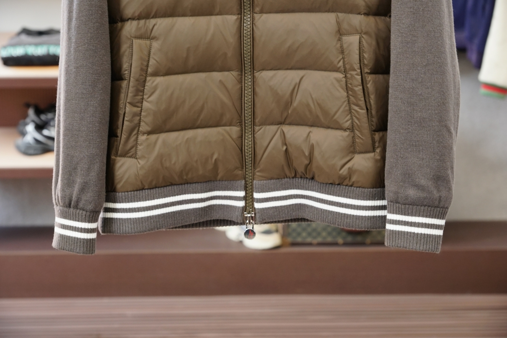 -蒙口-官网款经典立领拉链羊毛针织拼接夹克单羽绒服，冬天的内搭神器早秋必备单品。条纹绗缝短款收身版型百搭