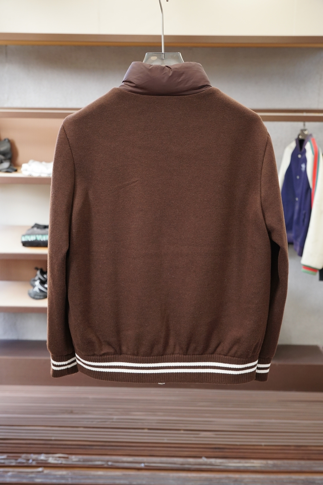 -蒙口-官网款经典立领拉链羊毛针织拼接夹克单羽绒服，冬天的内搭神器早秋必备单品。条纹绗缝短款收身版型百搭