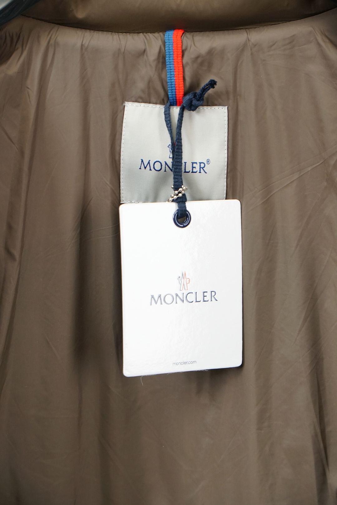 -蒙口-官网款经典立领拉链羊毛针织拼接夹克单羽绒服，冬天的内搭神器早秋必备单品。条纹绗缝短款收身版型百搭