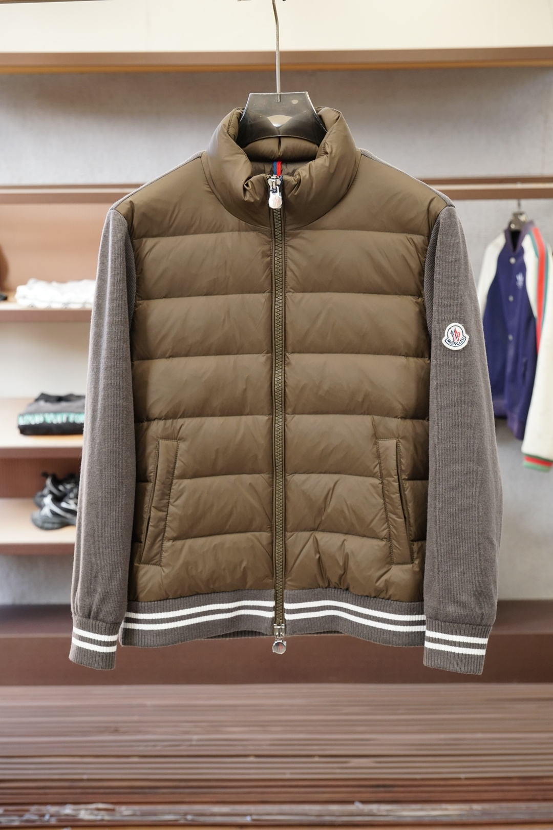 -蒙口-官网款经典立领拉链羊毛针织拼接夹克单羽绒服，冬天的内搭神器早秋必备单品。条纹绗缝短款收身版型百搭