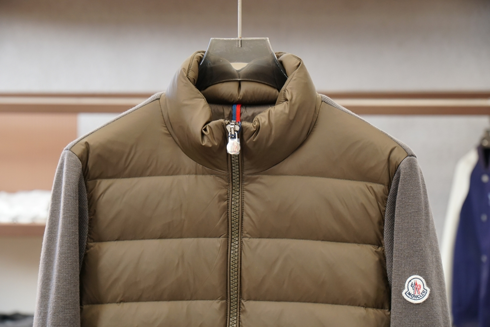 -蒙口-官网款经典立领拉链羊毛针织拼接夹克单羽绒服，冬天的内搭神器早秋必备单品。条纹绗缝短款收身版型百搭