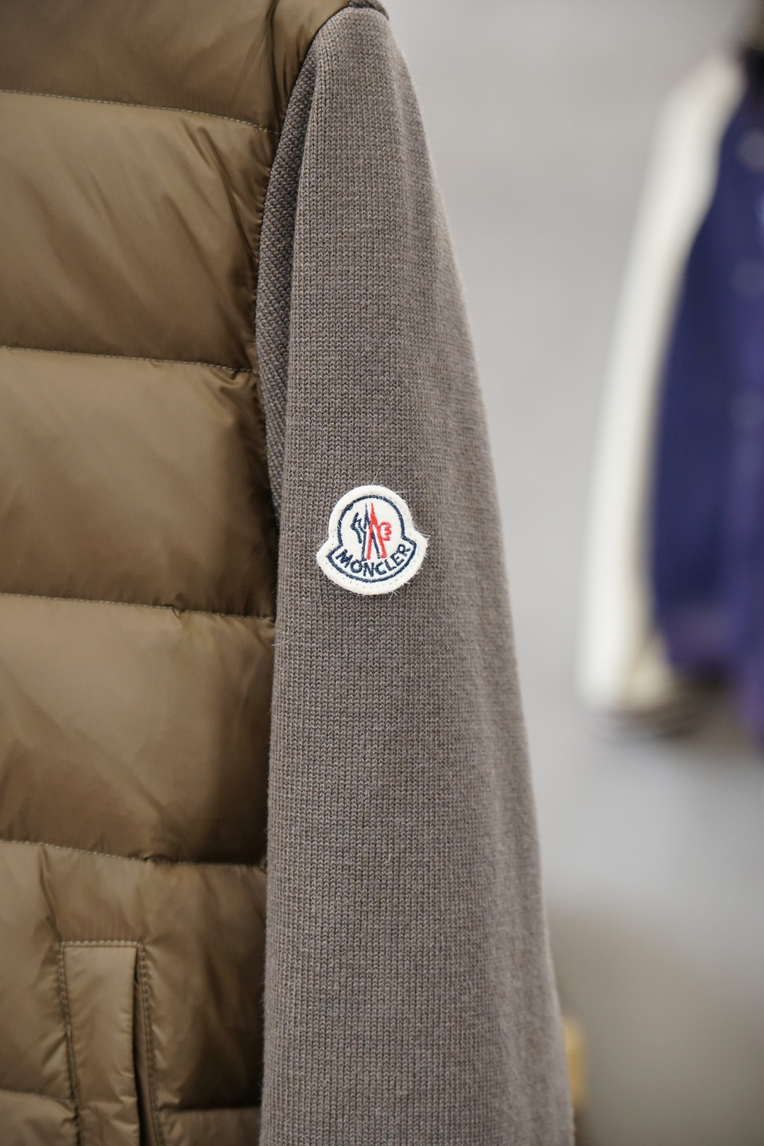 -蒙口-官网款经典立领拉链羊毛针织拼接夹克单羽绒服，冬天的内搭神器早秋必备单品。条纹绗缝短款收身版型百搭