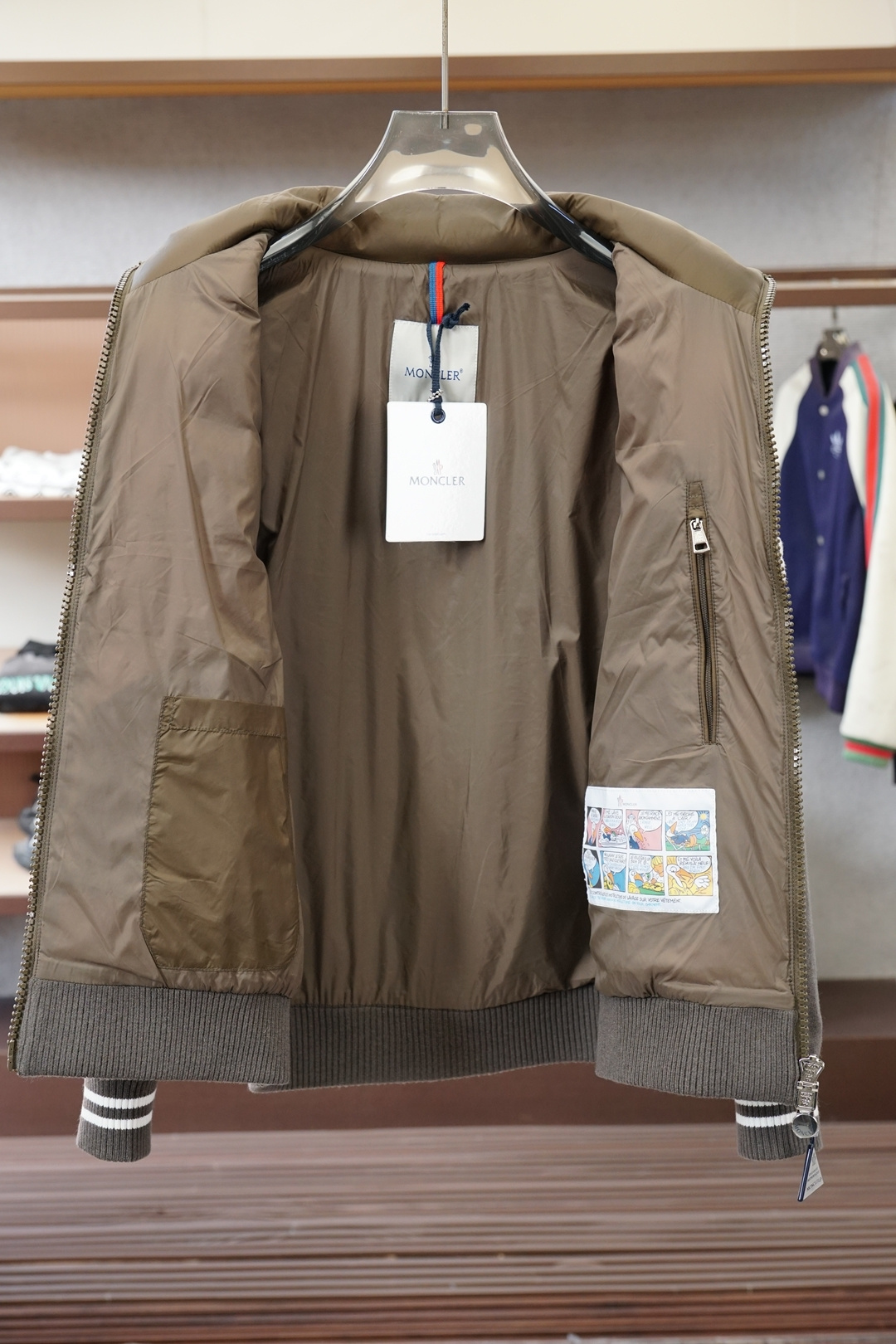 -蒙口-官网款经典立领拉链羊毛针织拼接夹克单羽绒服，冬天的内搭神器早秋必备单品。条纹绗缝短款收身版型百搭