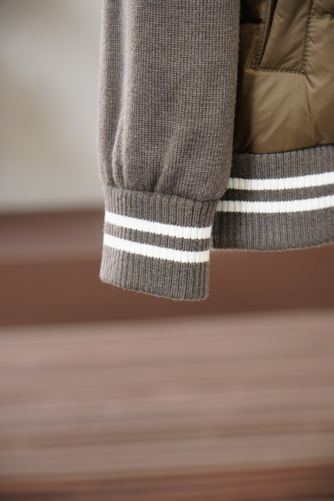 -蒙口-官网款经典立领拉链羊毛针织拼接夹克单羽绒服，冬天的内搭神器早秋必备单品。条纹绗缝短款收身版型百搭