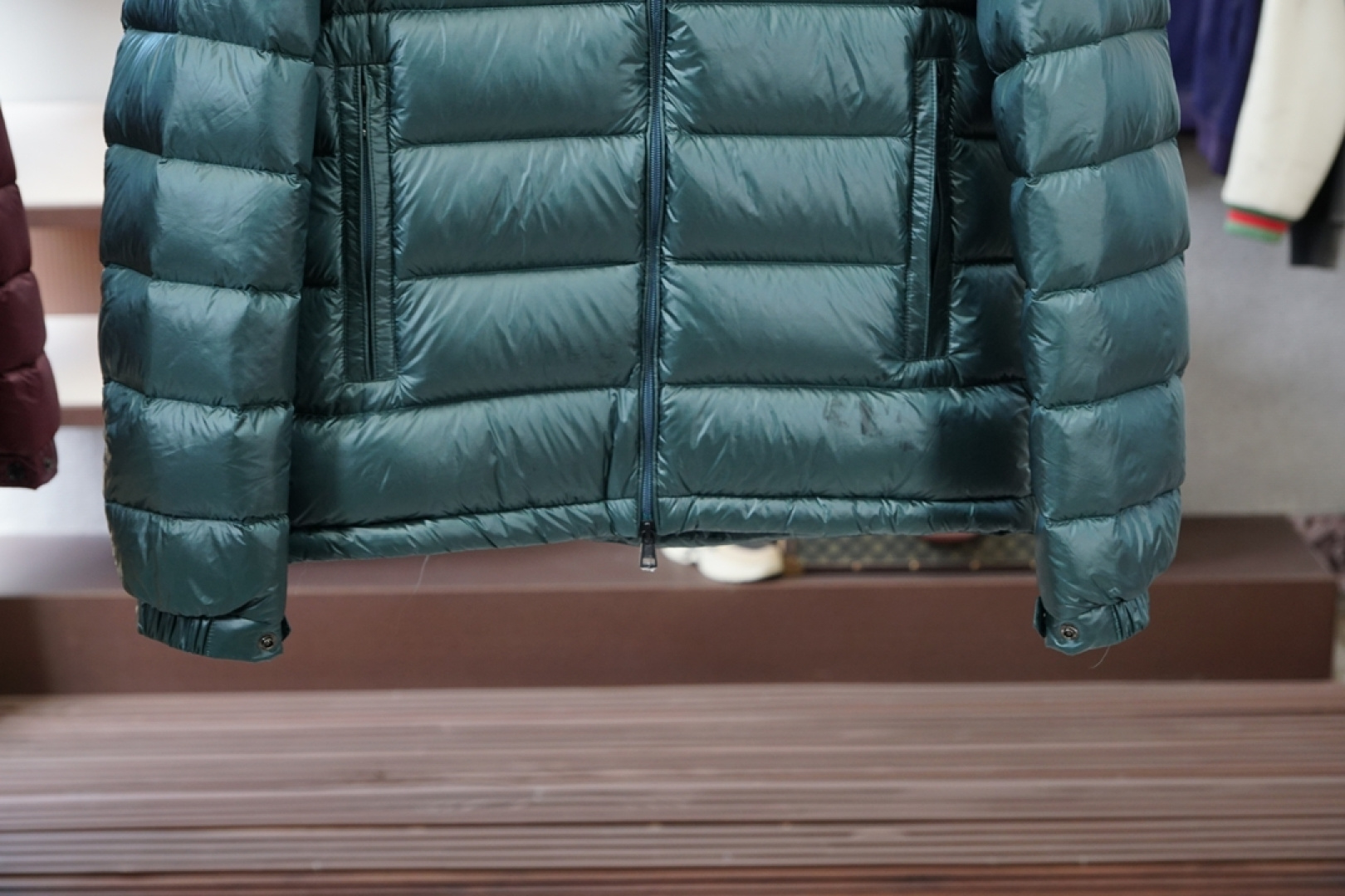 蒙口-Moncler、Moncler盟可睐25新款连帽同款羽绒服这款连帽保暖单品搭配拉链开合，演绎不对称