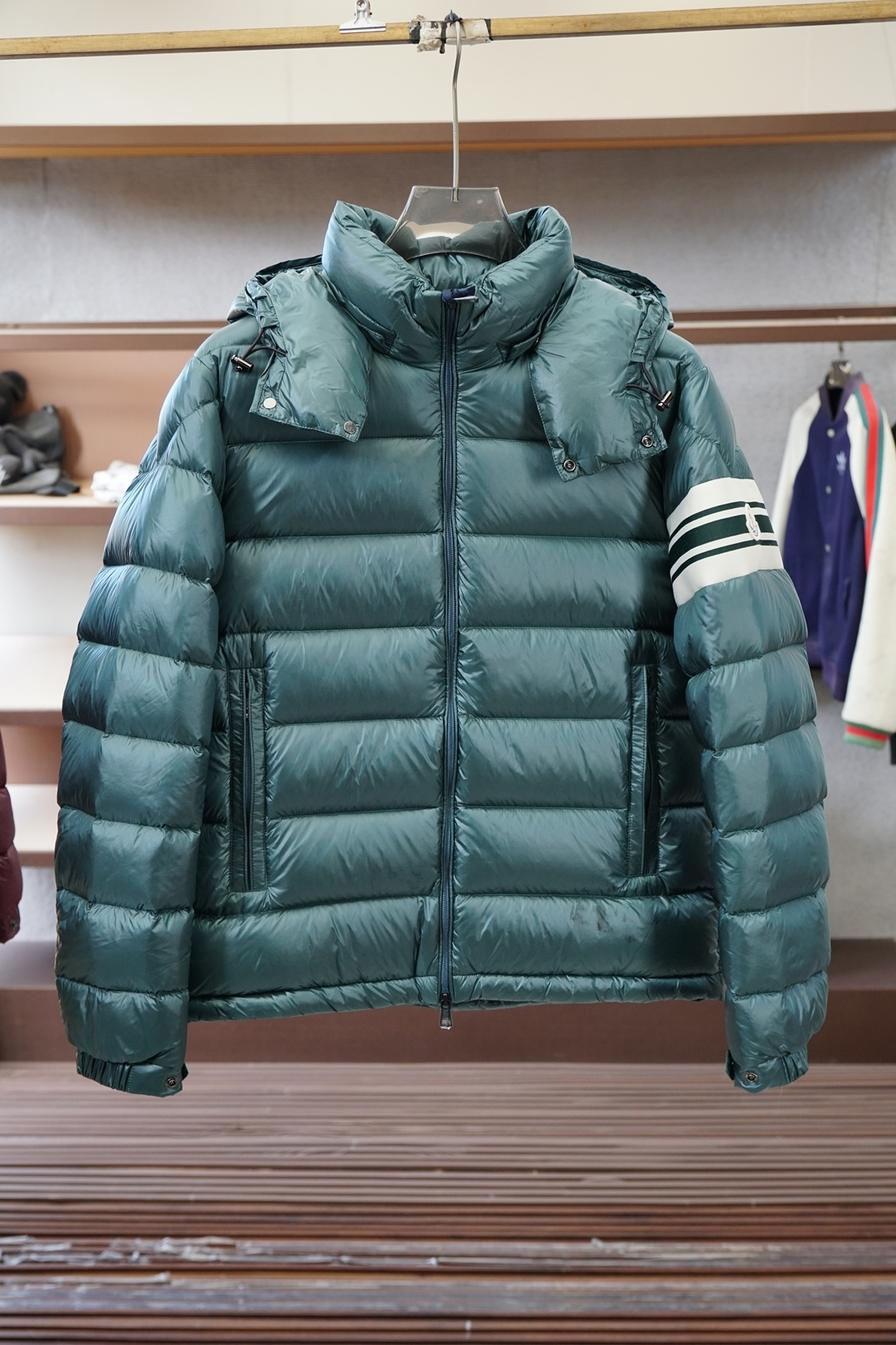 蒙口-Moncler、Moncler盟可睐25新款连帽同款羽绒服这款连帽保暖单品搭配拉链开合，演绎不对称