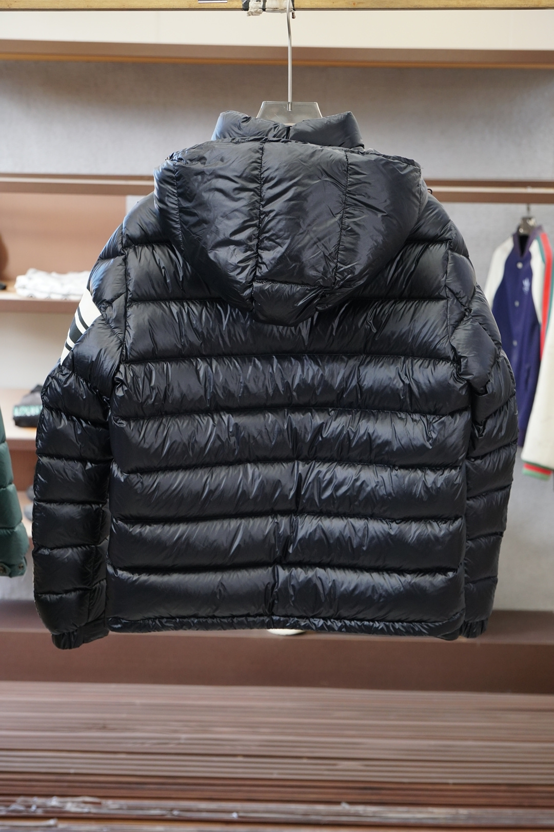 蒙口-Moncler、Moncler盟可睐25新款连帽同款羽绒服这款连帽保暖单品搭配拉链开合，演绎不对称