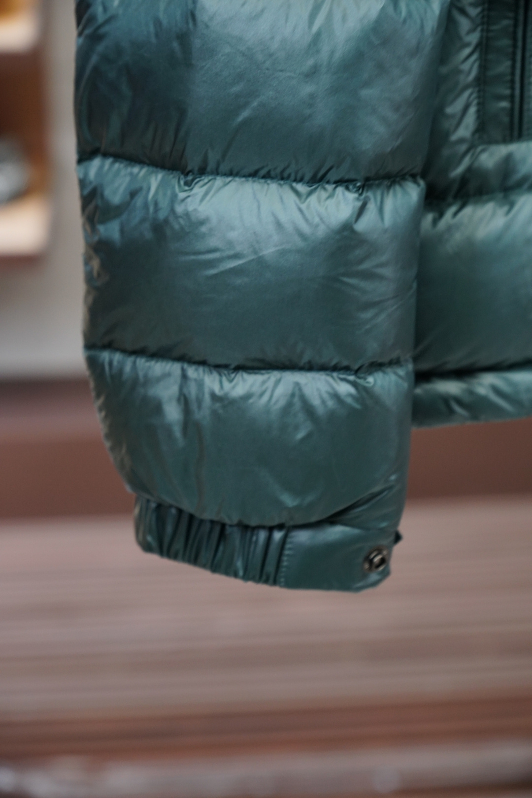 蒙口-Moncler、Moncler盟可睐25新款连帽同款羽绒服这款连帽保暖单品搭配拉链开合，演绎不对称