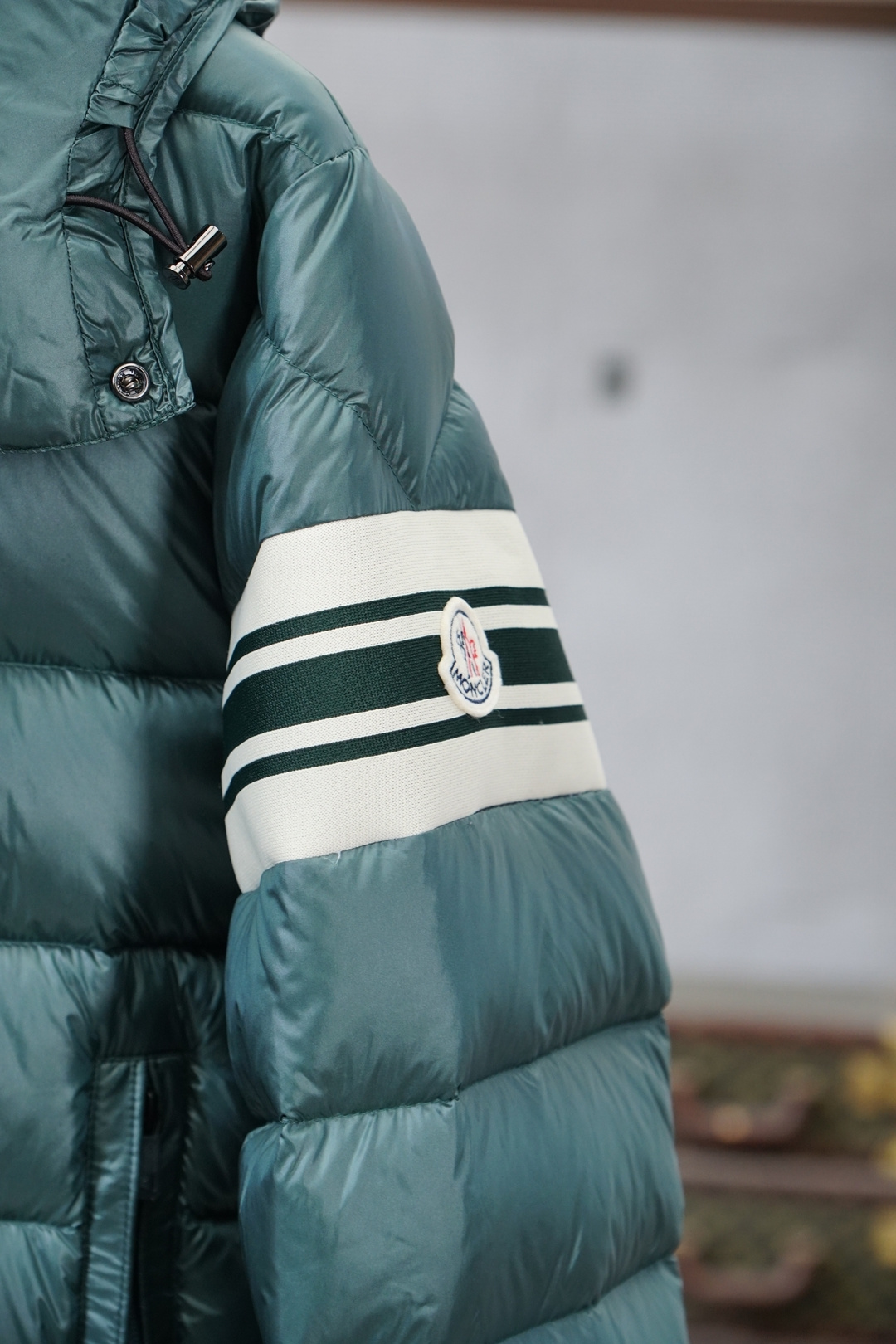 蒙口-Moncler、Moncler盟可睐25新款连帽同款羽绒服这款连帽保暖单品搭配拉链开合，演绎不对称