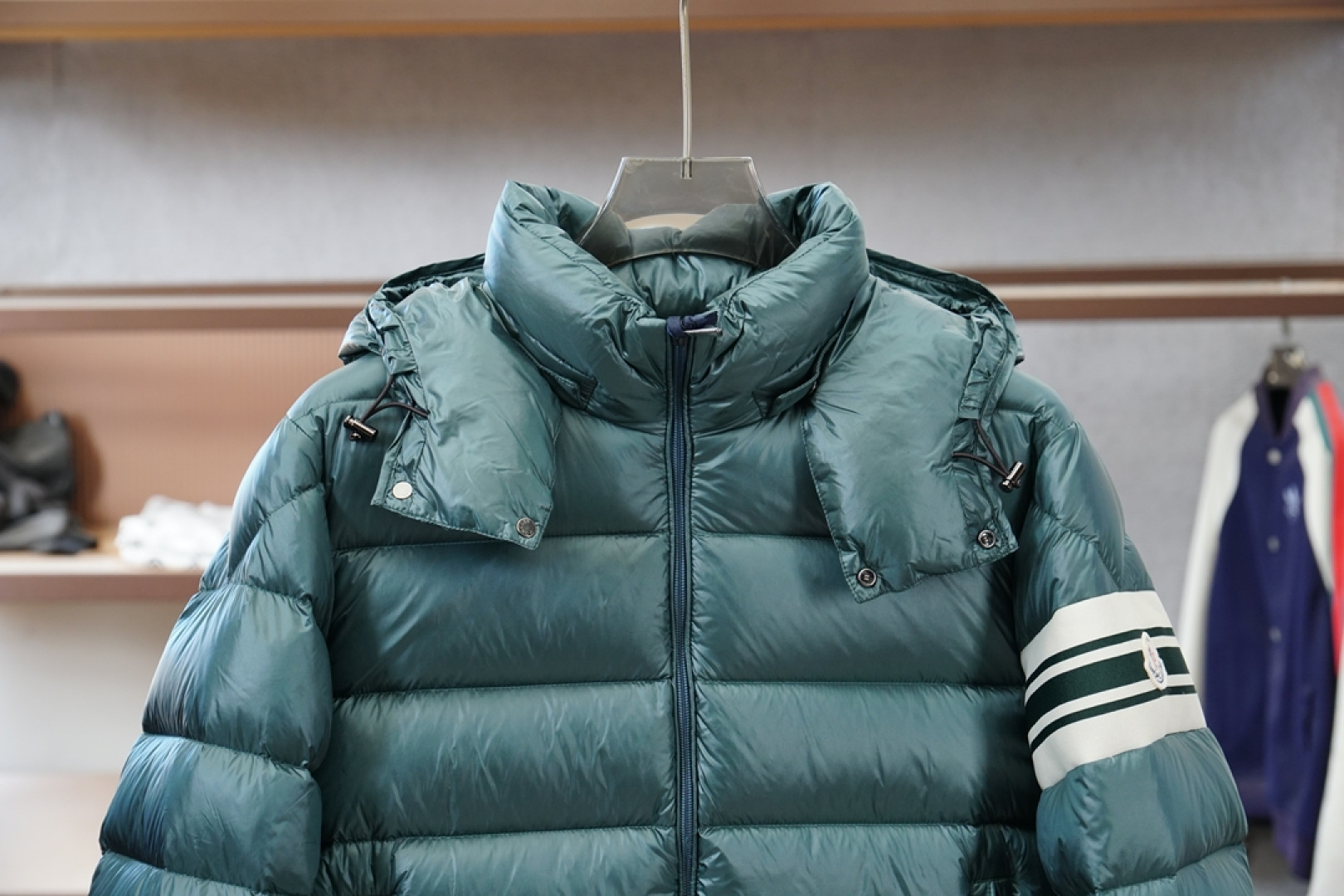 蒙口-Moncler、Moncler盟可睐25新款连帽同款羽绒服这款连帽保暖单品搭配拉链开合，演绎不对称