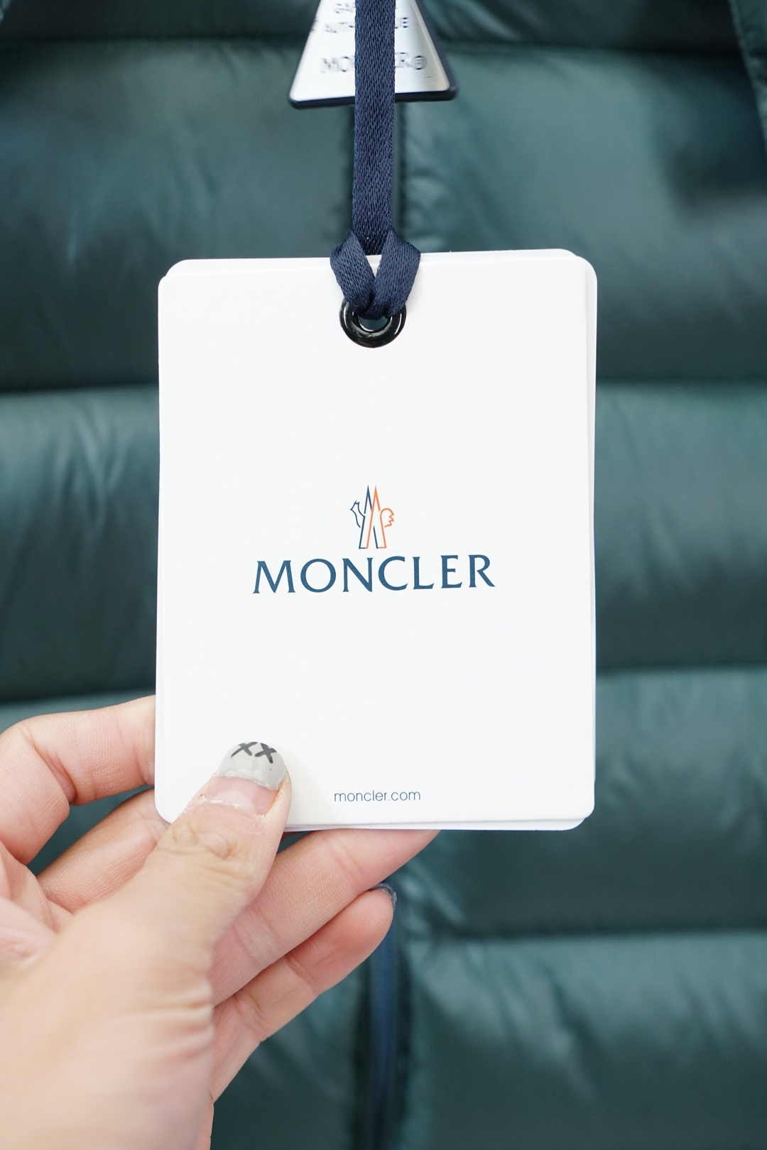 蒙口-Moncler、Moncler盟可睐25新款连帽同款羽绒服这款连帽保暖单品搭配拉链开合，演绎不对称