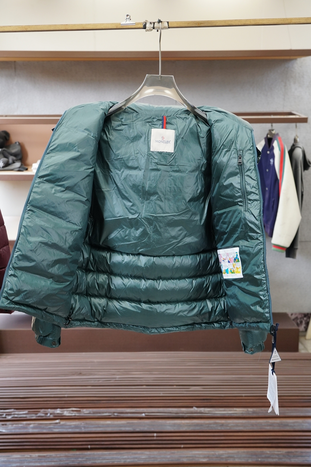 蒙口-Moncler、Moncler盟可睐25新款连帽同款羽绒服这款连帽保暖单品搭配拉链开合，演绎不对称