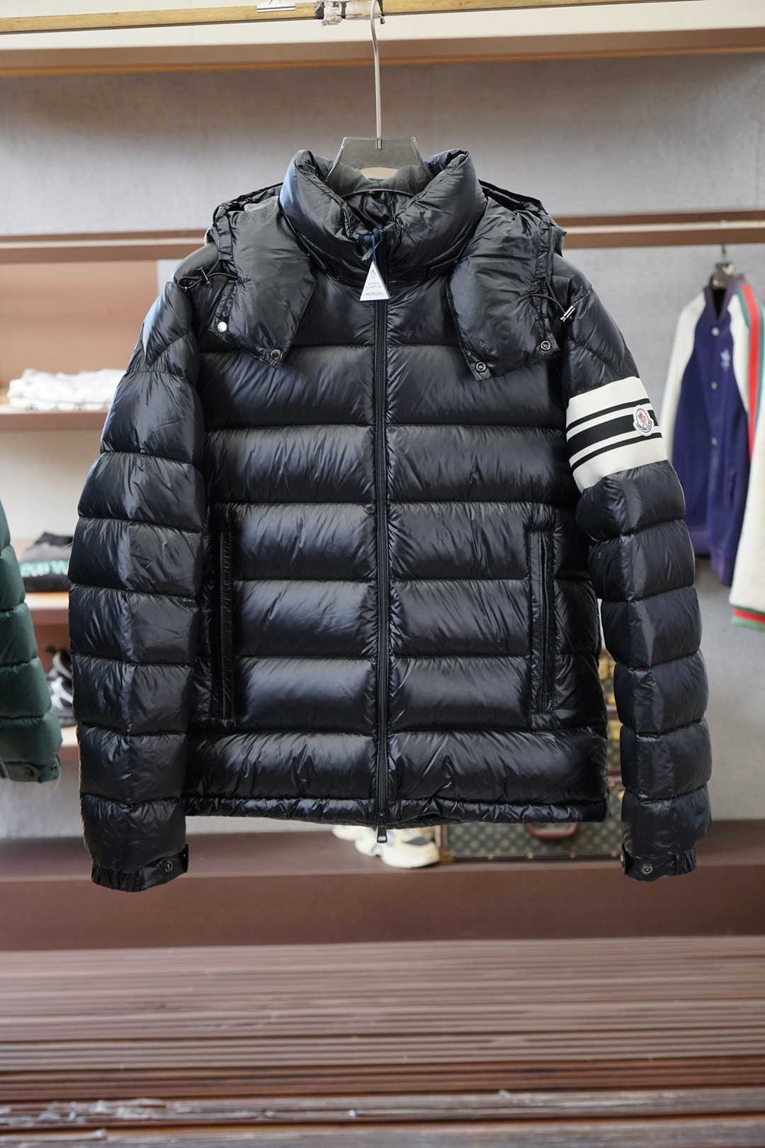 蒙口-Moncler、Moncler盟可睐25新款连帽同款羽绒服这款连帽保暖单品搭配拉链开合，演绎不对称