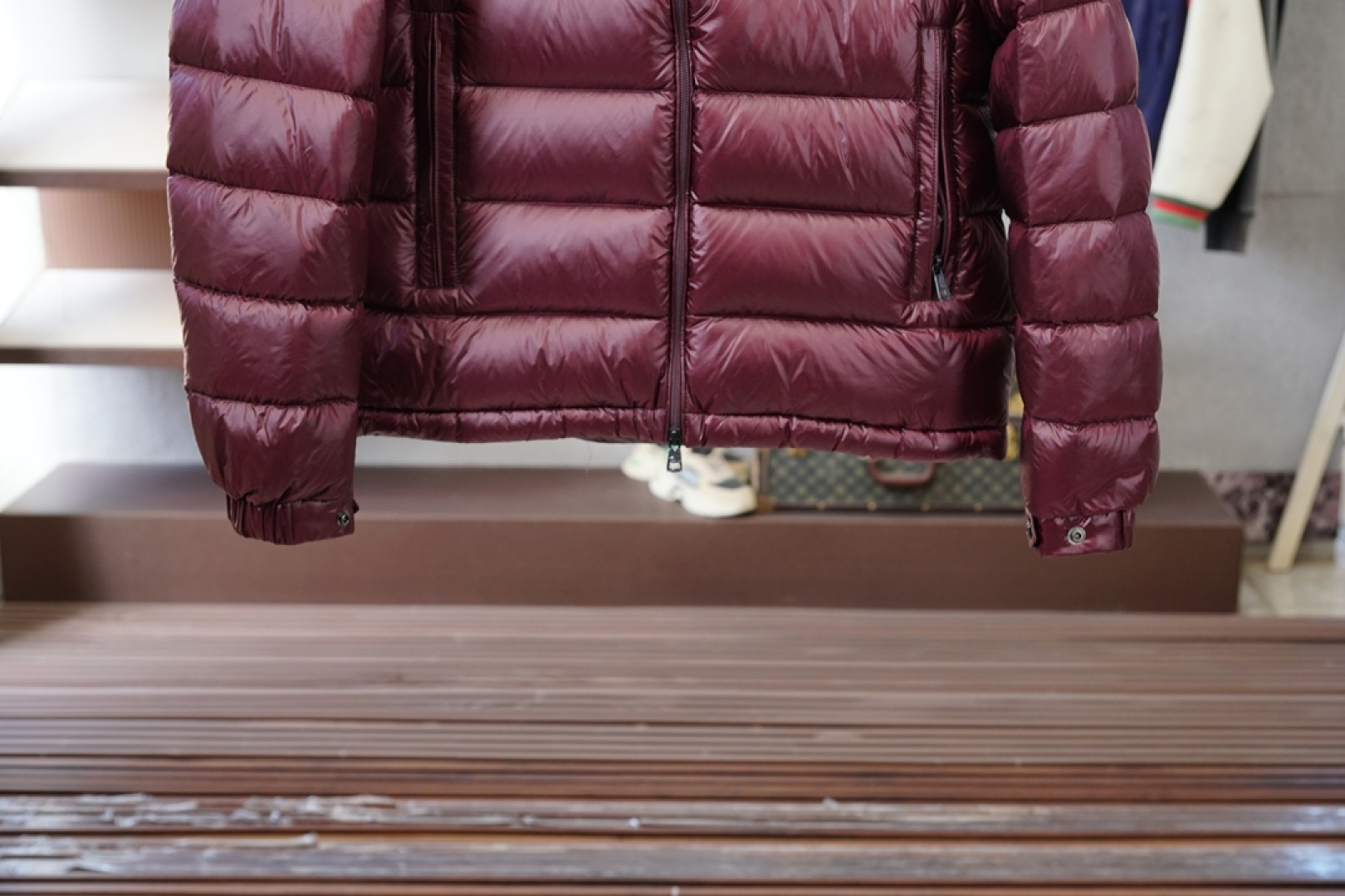 蒙口-Moncler、Moncler盟可睐25新款连帽同款羽绒服这款连帽保暖单品搭配拉链开合，演绎不对称