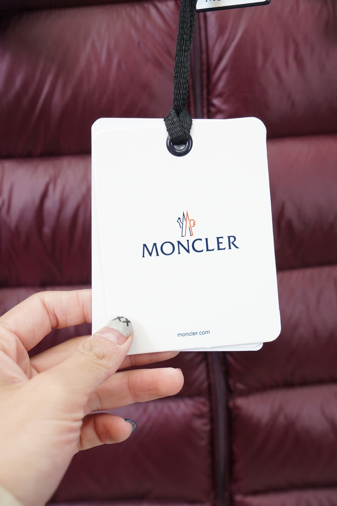 蒙口-Moncler、Moncler盟可睐25新款连帽同款羽绒服这款连帽保暖单品搭配拉链开合，演绎不对称