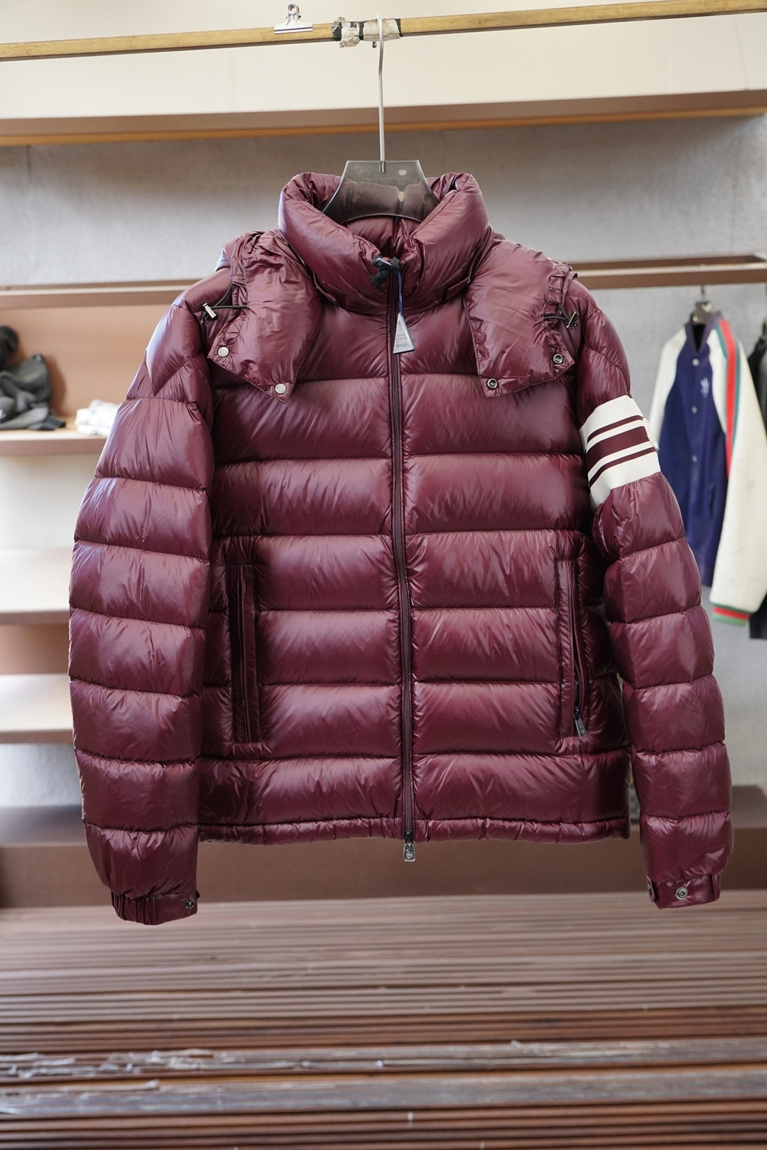 蒙口-Moncler、Moncler盟可睐25新款连帽同款羽绒服这款连帽保暖单品搭配拉链开合，演绎不对称