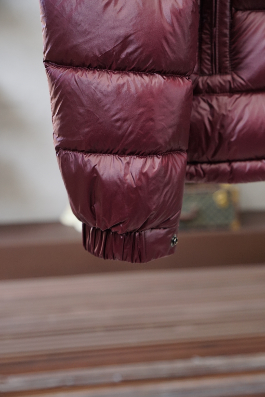 蒙口-Moncler、Moncler盟可睐25新款连帽同款羽绒服这款连帽保暖单品搭配拉链开合，演绎不对称