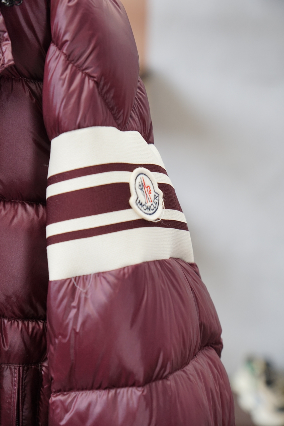 蒙口-Moncler、Moncler盟可睐25新款连帽同款羽绒服这款连帽保暖单品搭配拉链开合，演绎不对称