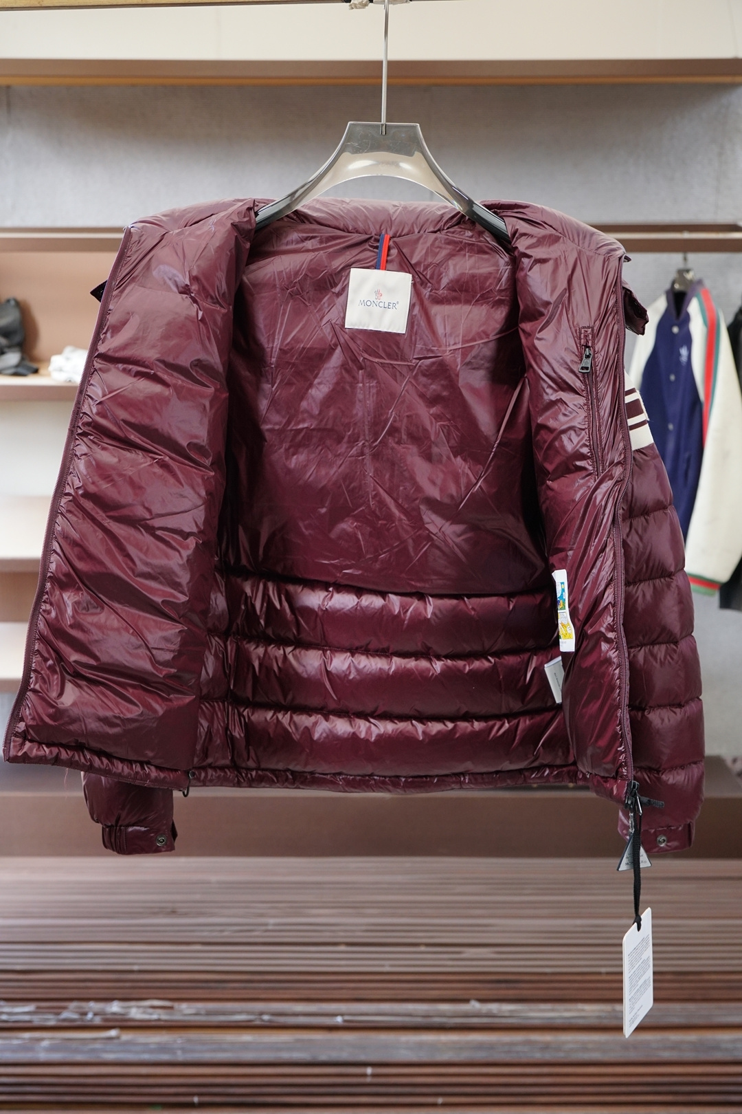 蒙口-Moncler、Moncler盟可睐25新款连帽同款羽绒服这款连帽保暖单品搭配拉链开合，演绎不对称