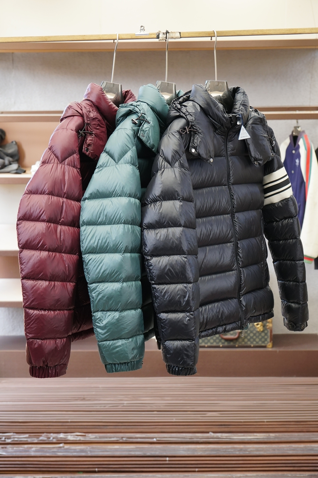蒙口-Moncler、Moncler盟可睐25新款连帽同款羽绒服这款连帽保暖单品搭配拉链开合，演绎不对称