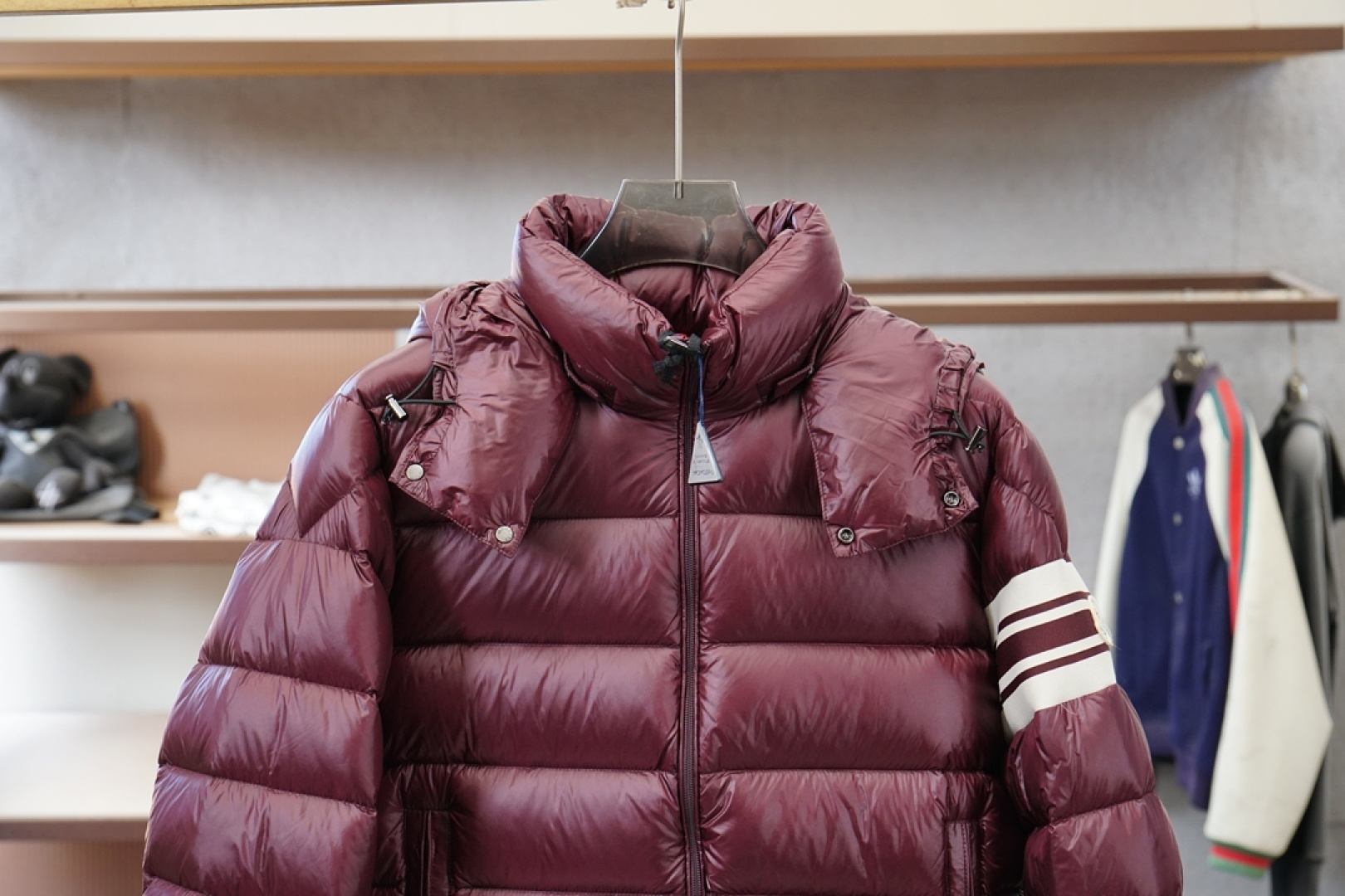 蒙口-Moncler、Moncler盟可睐25新款连帽同款羽绒服这款连帽保暖单品搭配拉链开合，演绎不对称